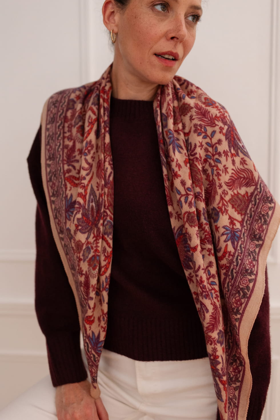 Foulard en laine 100 x 100 cm imprimé à la planche, motif paisley bleu lupin — Bindi Atelier, George Genève