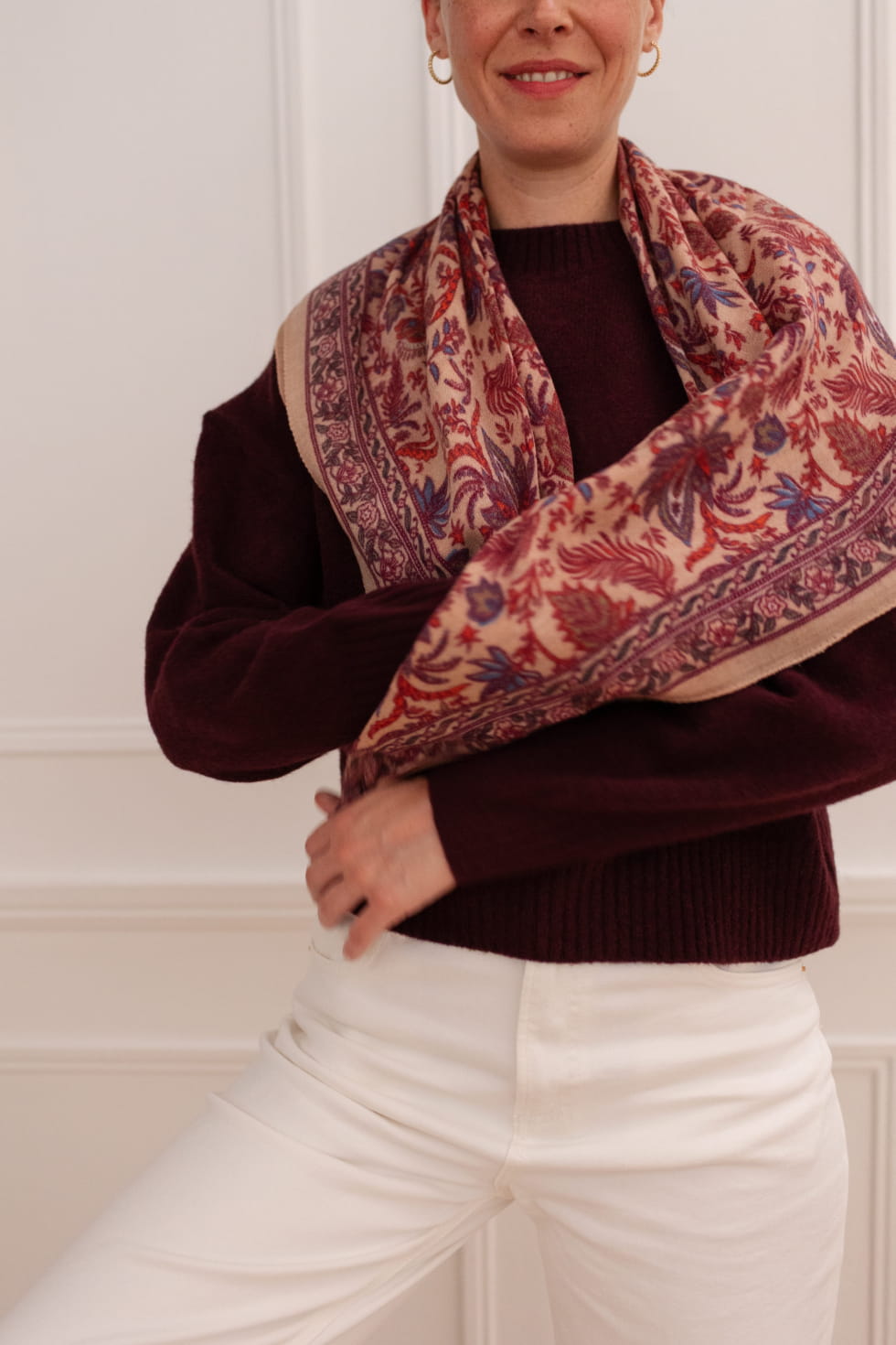 Foulard en laine Paisley Lupin porté — Bindi Atelier, George Genève