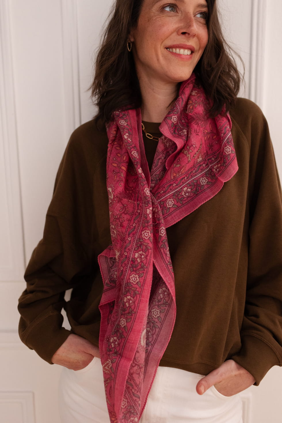 Foulard en laine 100 x 100 cm imprimé à la planche, motif paisley ton péoine — Bindi Atelier, George Genève