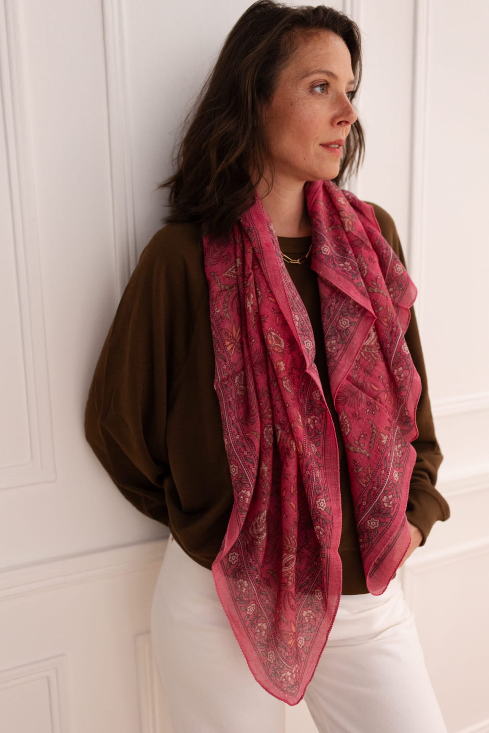 Foulard en laine Paisley Peony porté — Bindi Atelier, George Genève