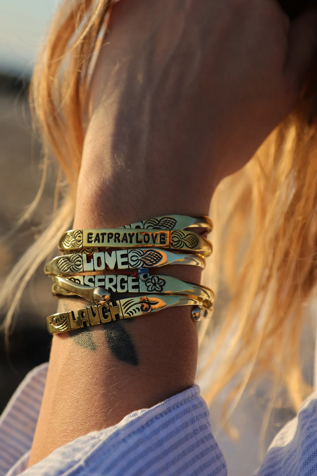 Bracelet en laiton gravé à la main inscription Love – FLORA JANE
