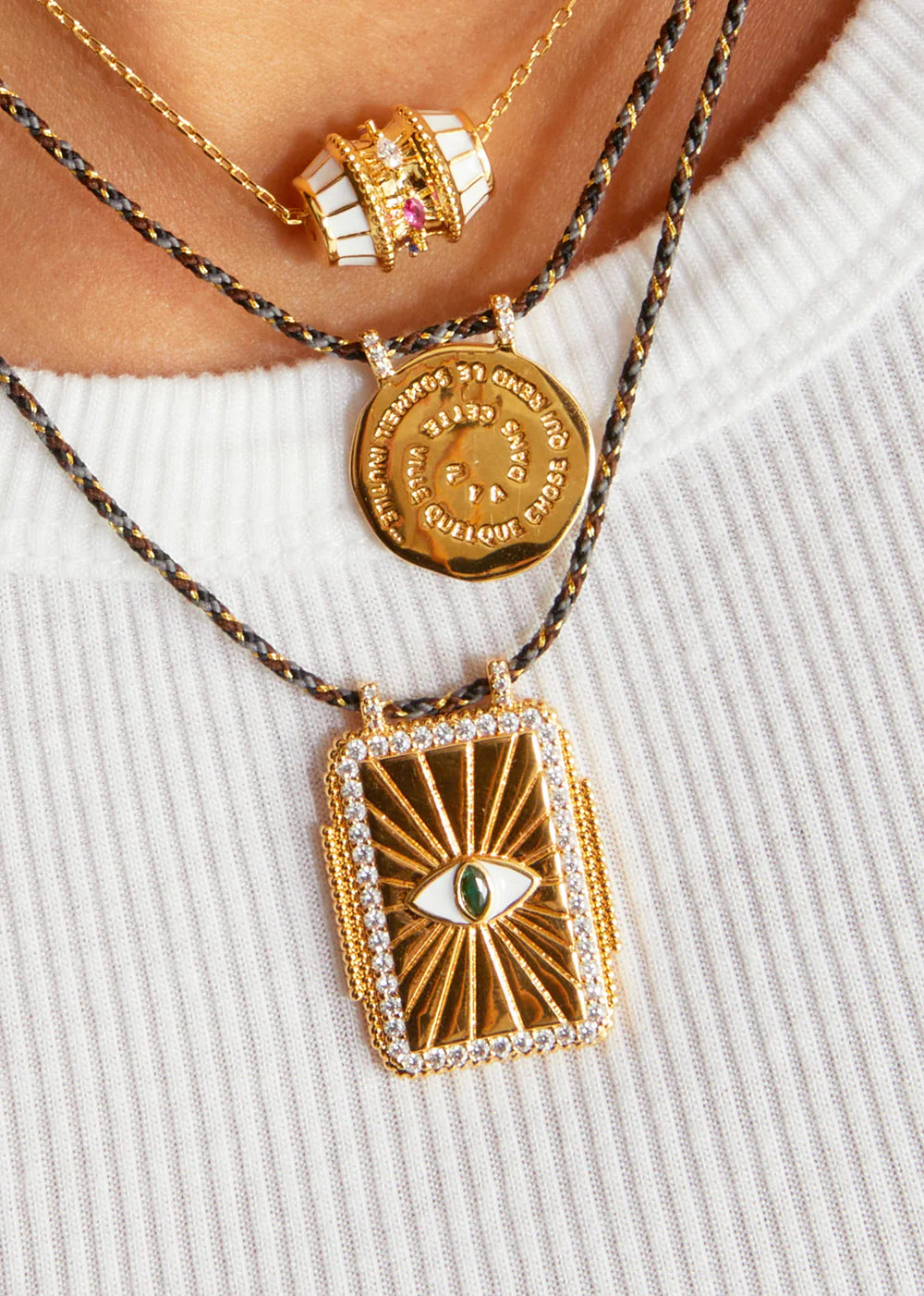Collier White Talisman doré or fin 24k avec zircons – MYA BAY