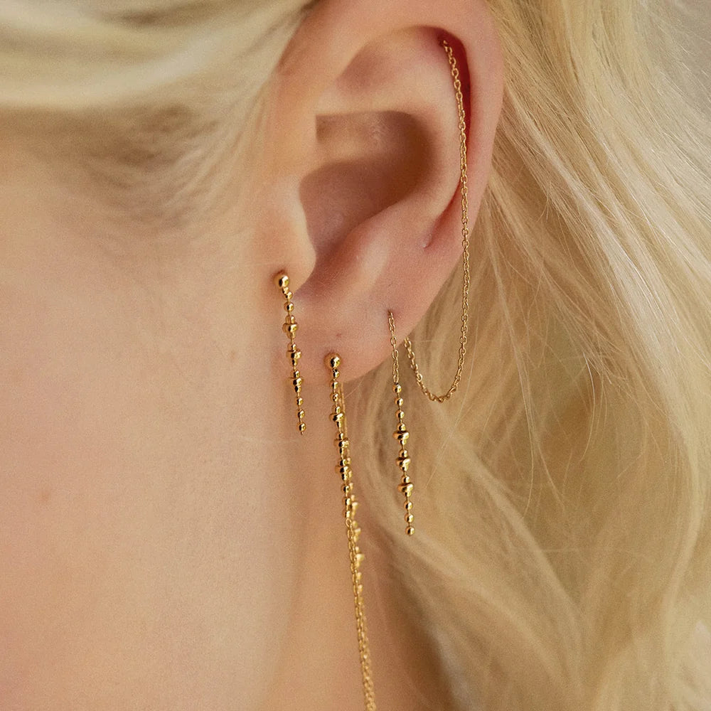 Boucles d'oreilles puces Océane en laiton plaqué or 24k – BDM STUDIO – détail