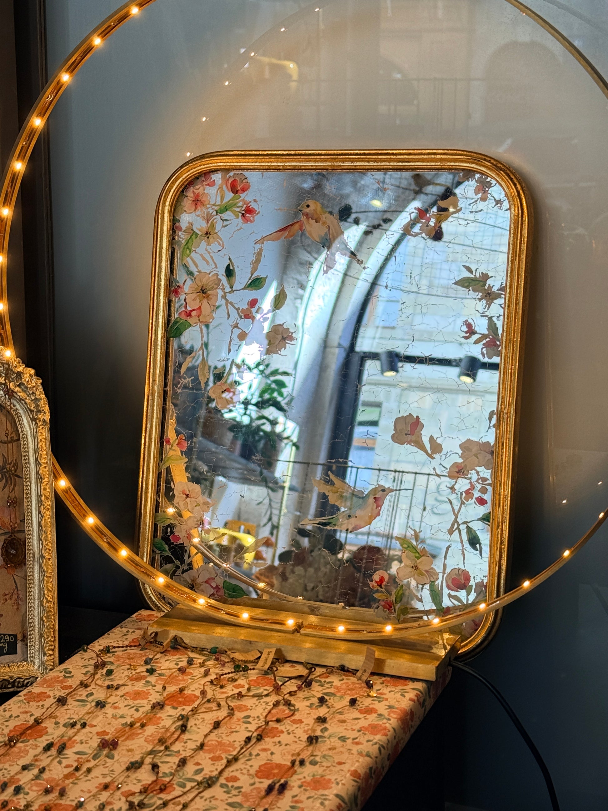 Miroir vieilli à cadre doré avec motifs colibris et fleurs – ORIGINALS