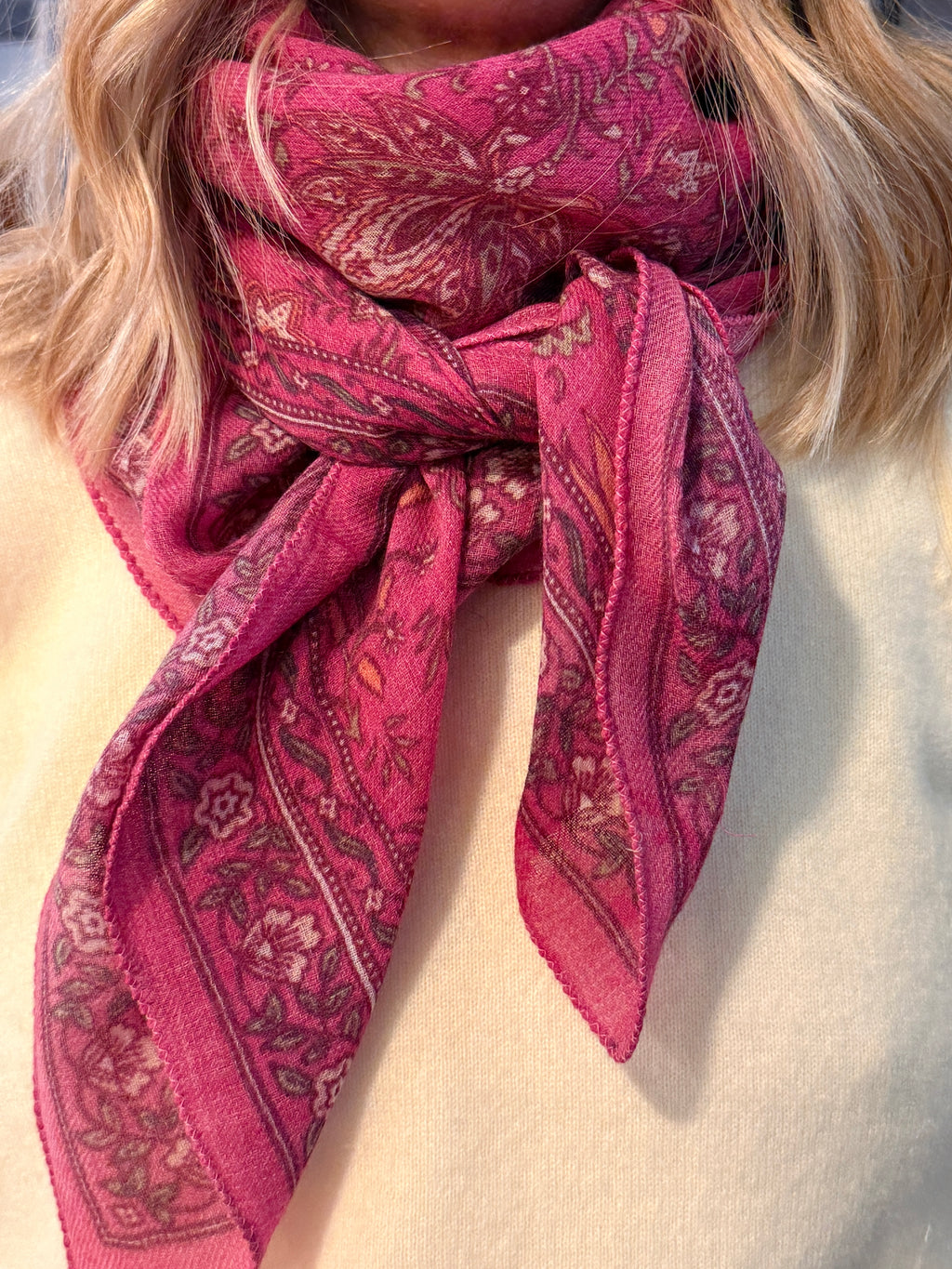 Foulard en laine imprimé à la planche, motif paisley ton péoine — Bindi Atelier, George Genève