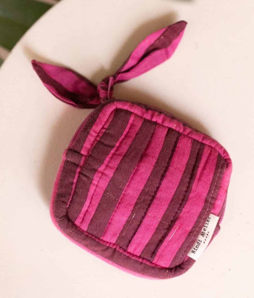 Étui à bijoux en coton matelassé à rayures framboise, coloris Stripes Berry — Bindi Atelier, George Genève