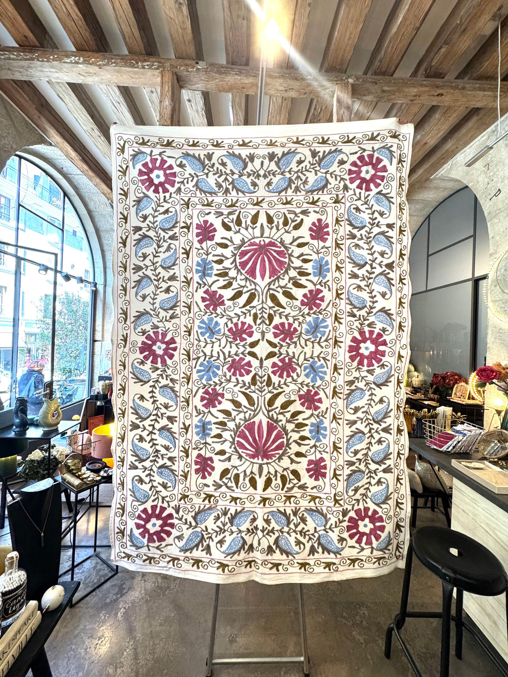 Rose / Bleu – vue 4 – Dessus de lit Suzani | George Genève