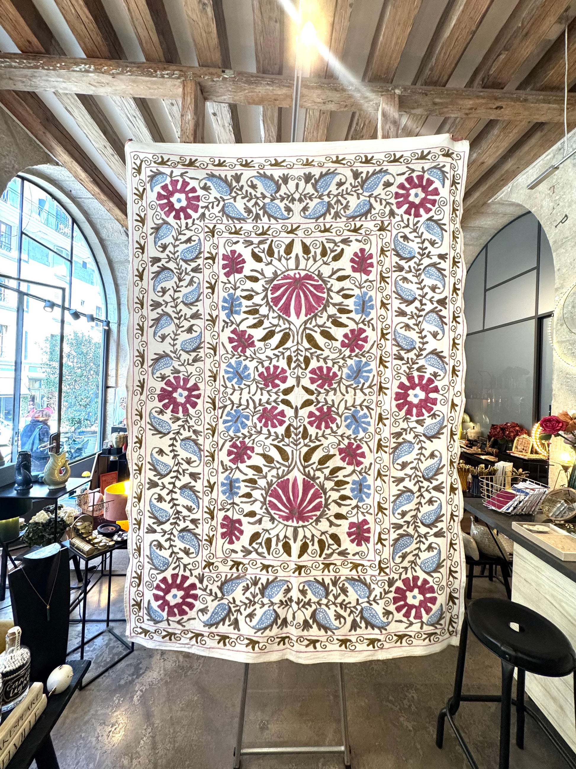 Rose / Bleu – vue 4 – Dessus de lit Suzani | George Genève