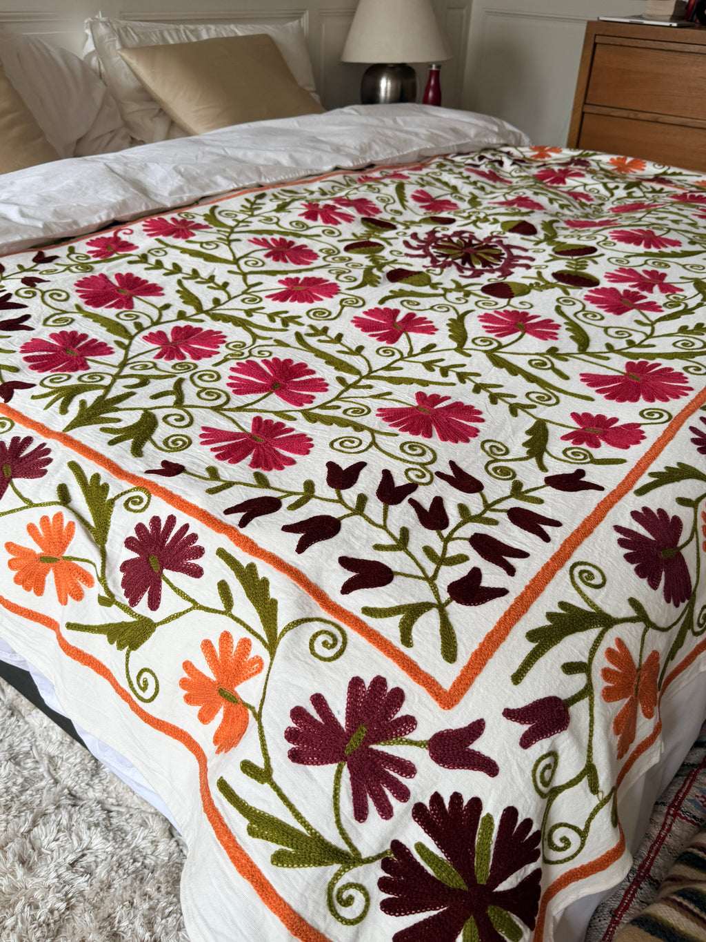 Fuschia / Violet / Orange – vue 2 – Dessus de lit Suzani | George Genève
