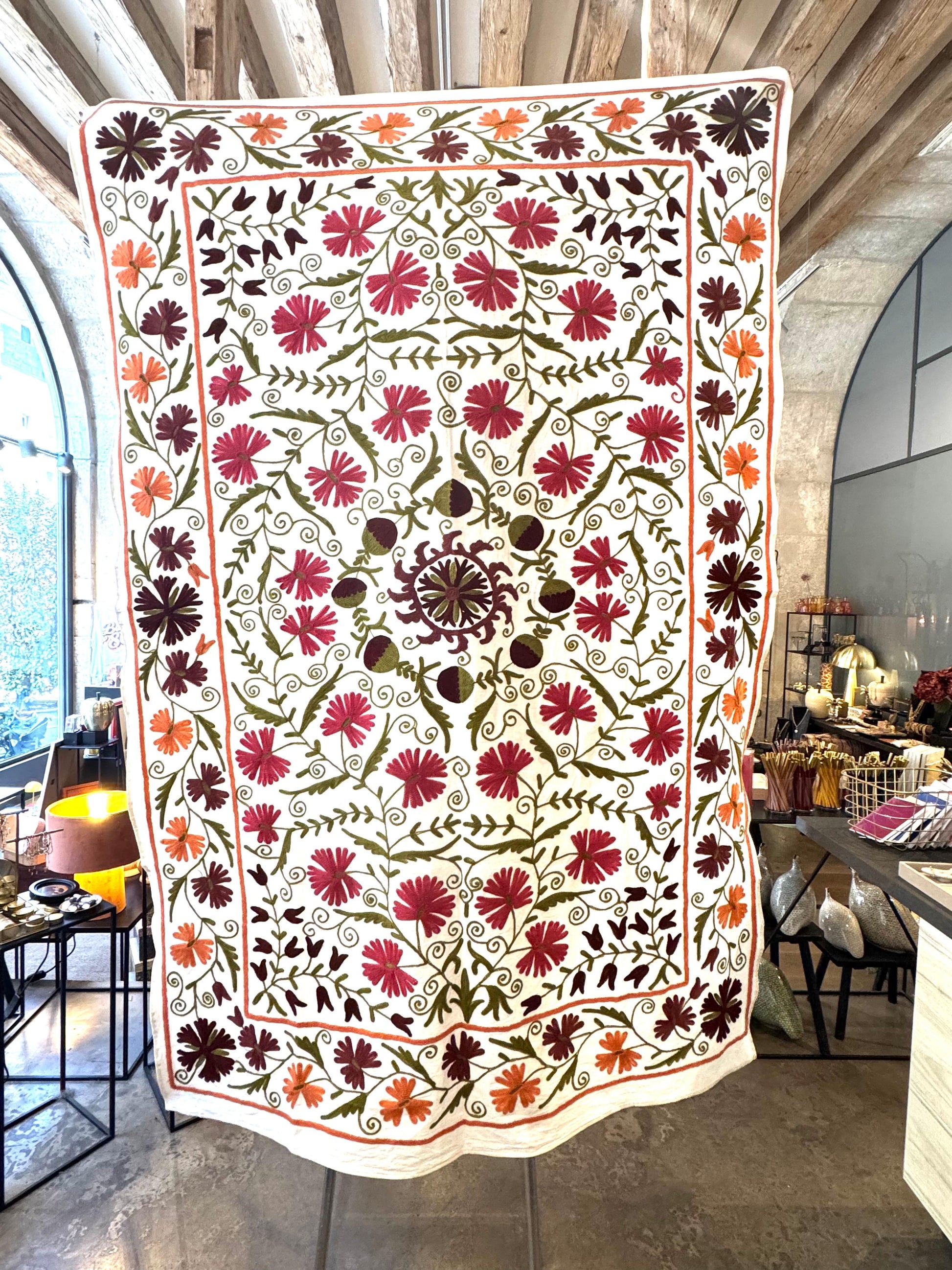 Fuschia / Violet / Orange – vue 4 – Dessus de lit Suzani | George Genève