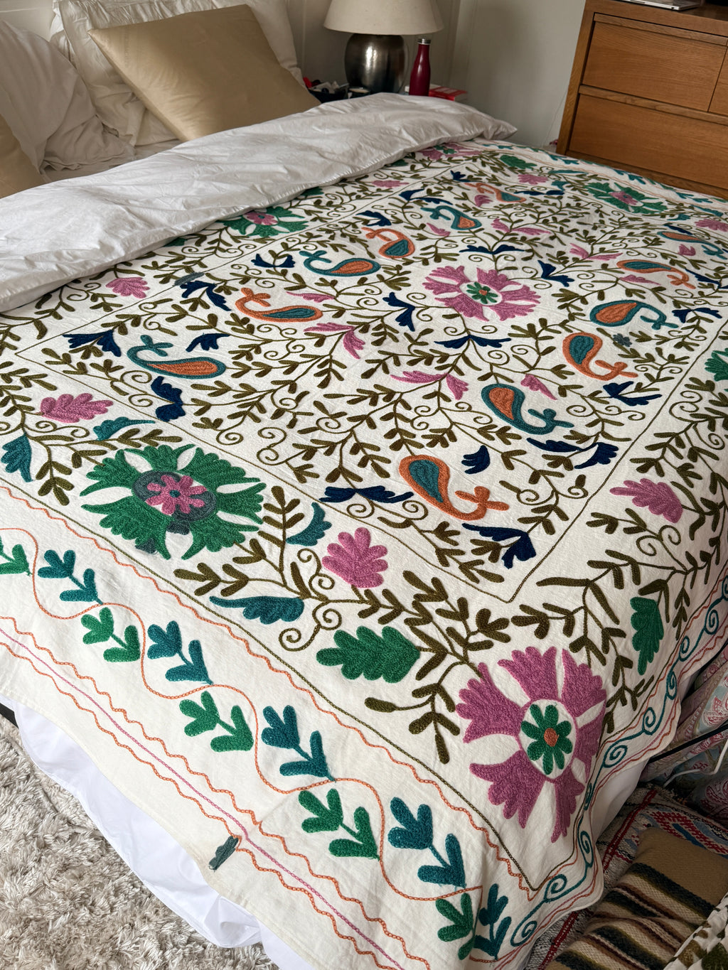 Vert / Rose – vue 2 – Dessus de lit Suzani | George Genève