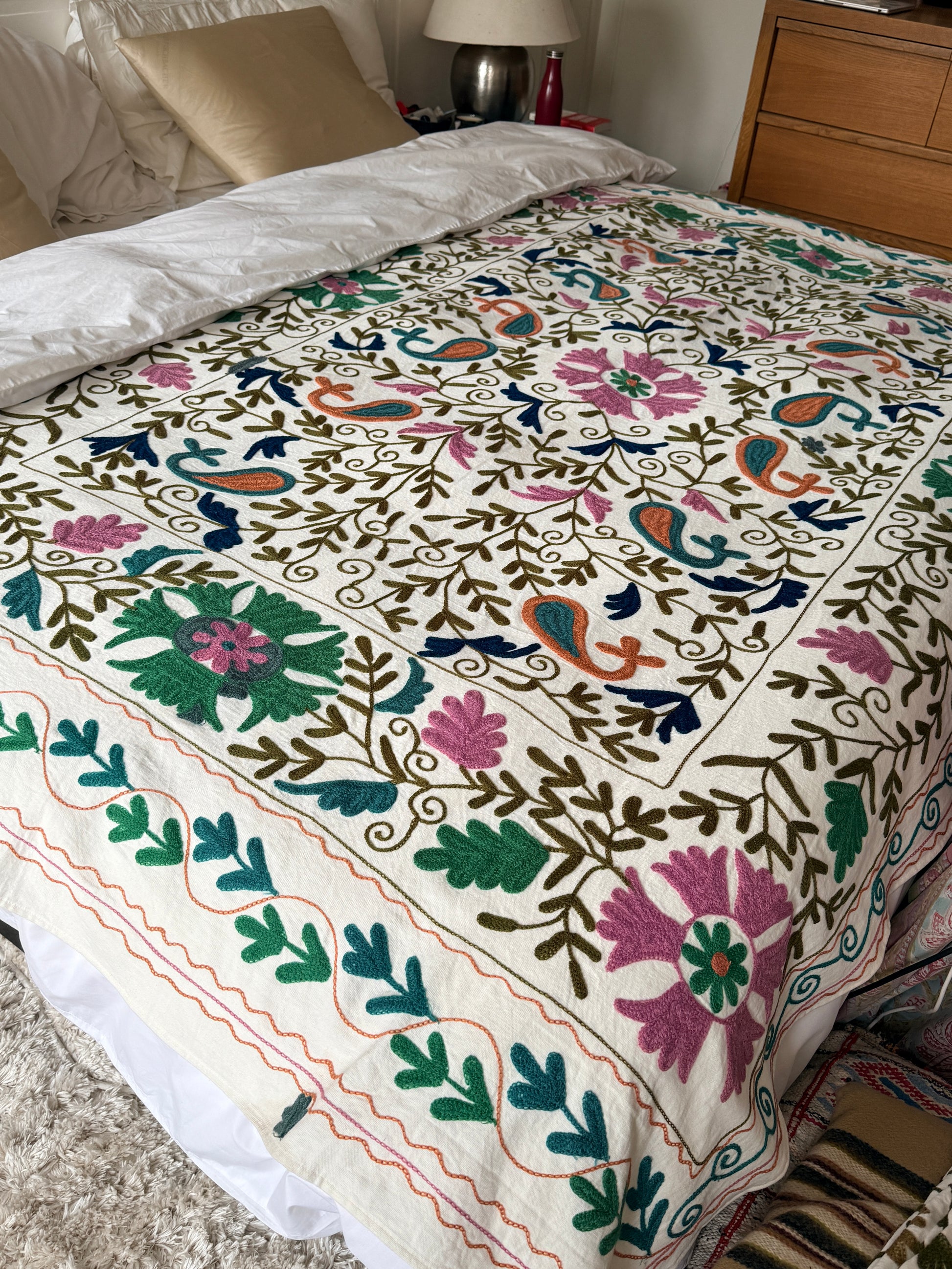 Vert / Rose – vue 2 – Dessus de lit Suzani | George Genève