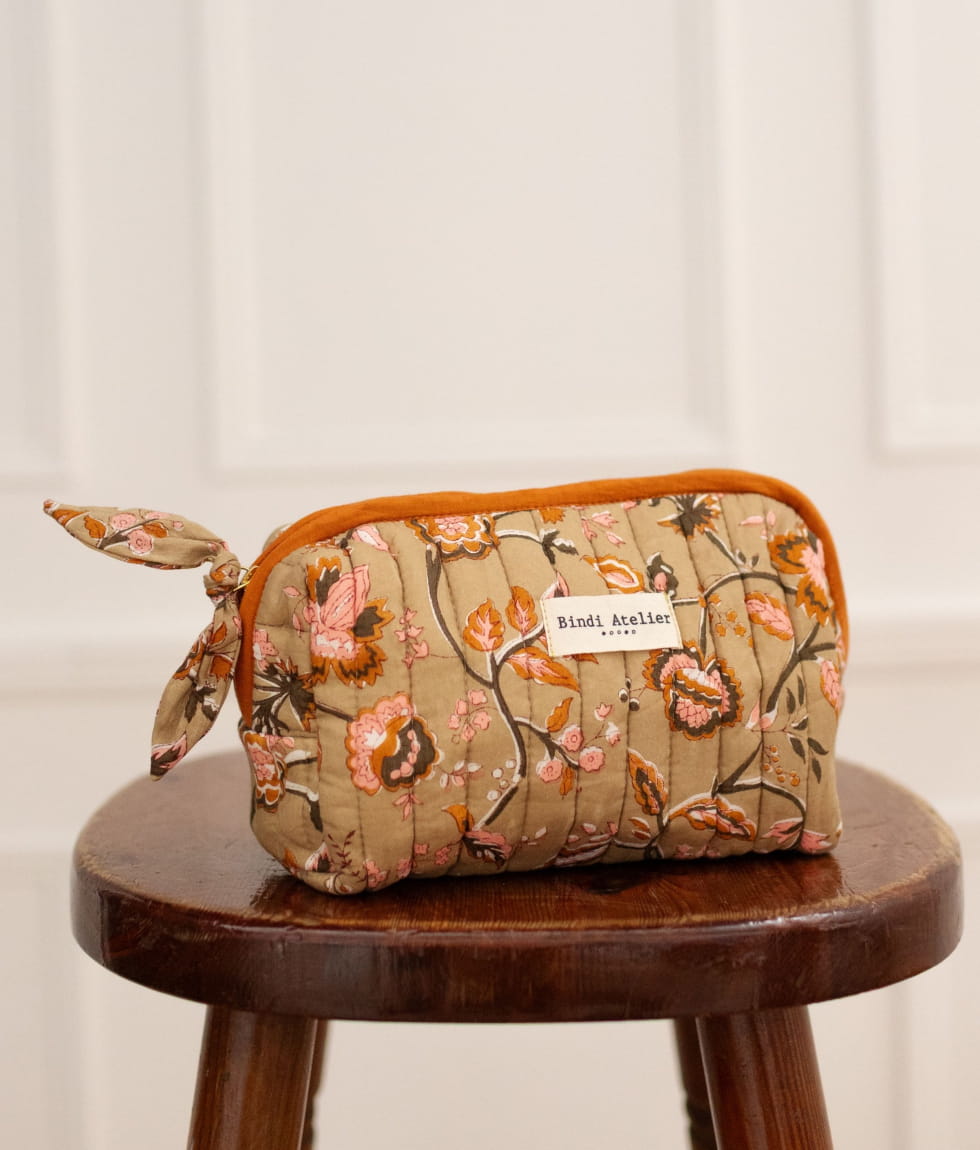Trousse maquillage en coton matelassé imprimé à la planche, motif Nesta Thé — Bindi Atelier, George Genève