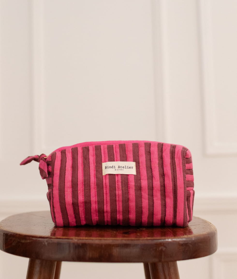 Trousse maquillage en coton matelassé à rayures framboise, motif Stripes Berry — Bindi Atelier, George Genève