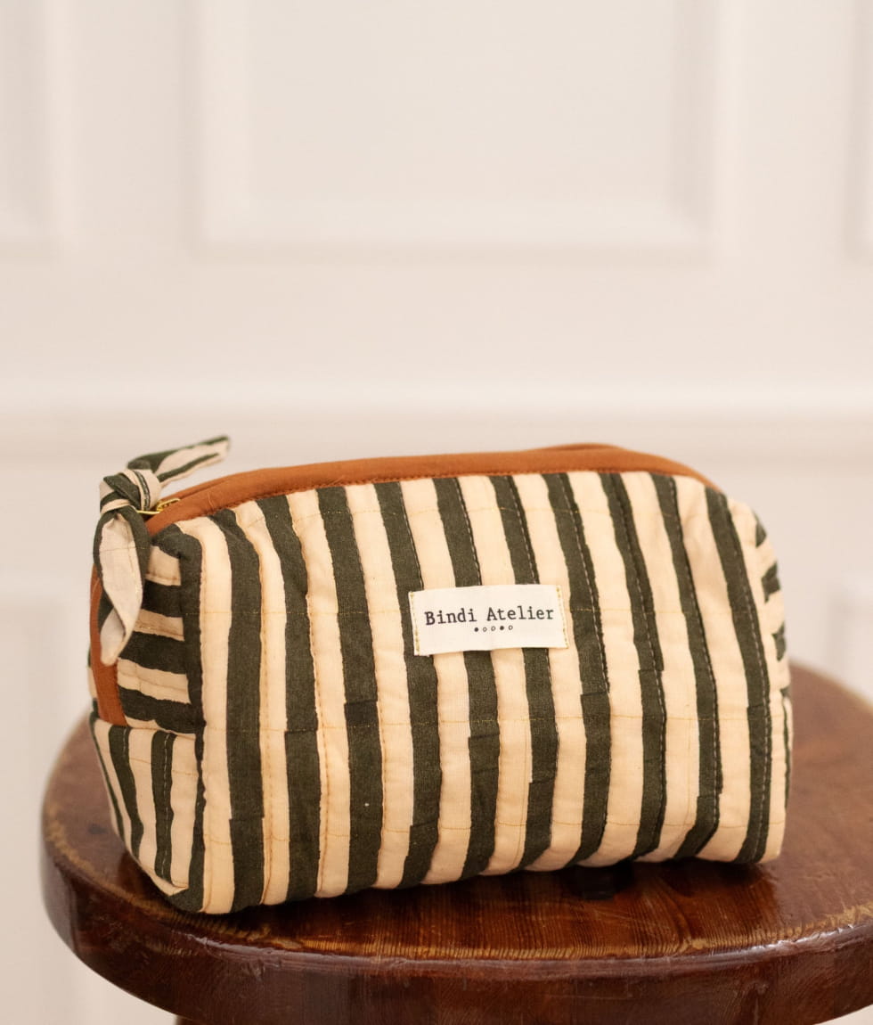 Trousse maquillage en coton matelassé à rayures vertes, motif Stripes Leaf — Bindi Atelier, George Genève
