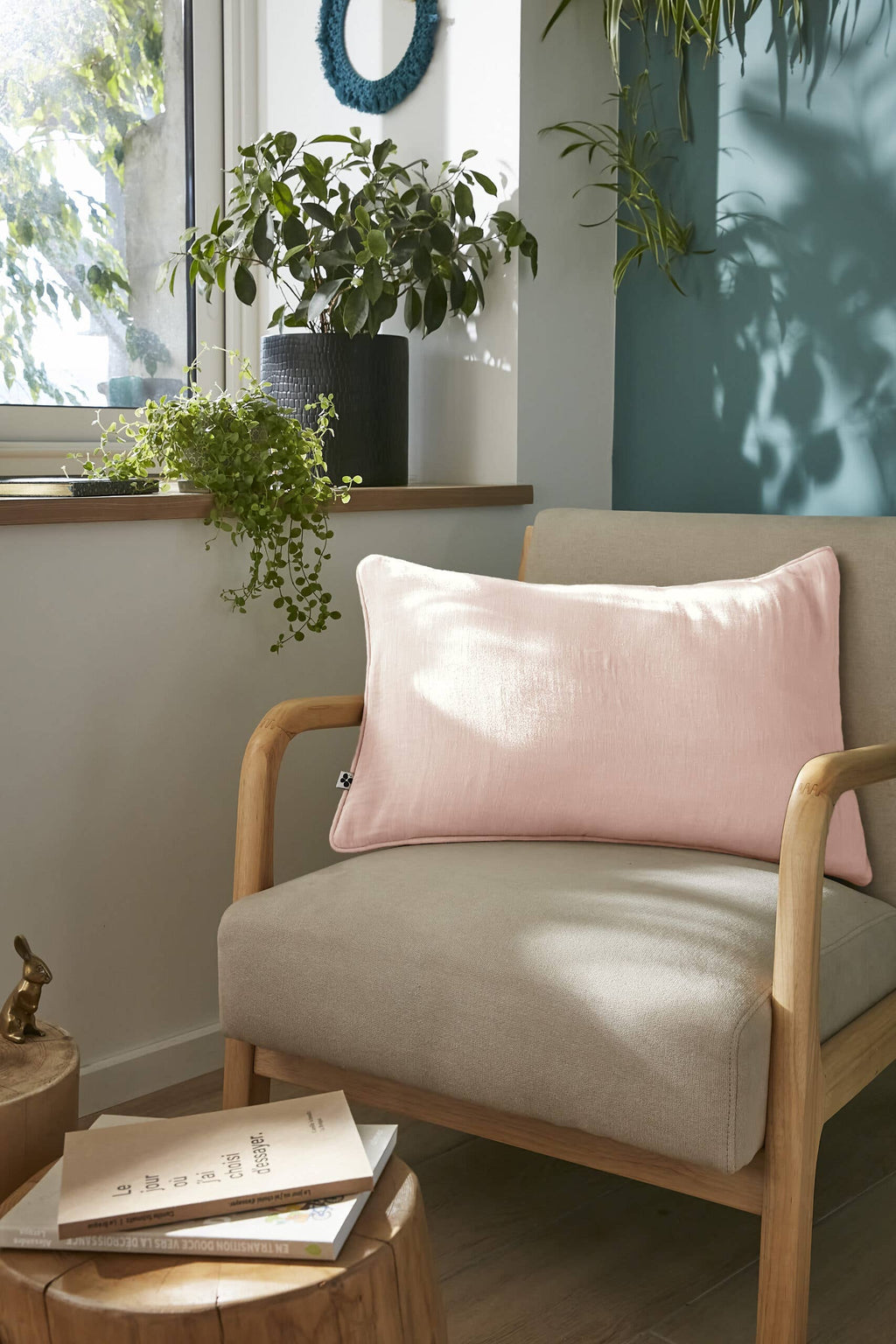 Détail du passepoil du coussin Gaia Guimauve rose pâle, L'effet Papillon chez George Genève