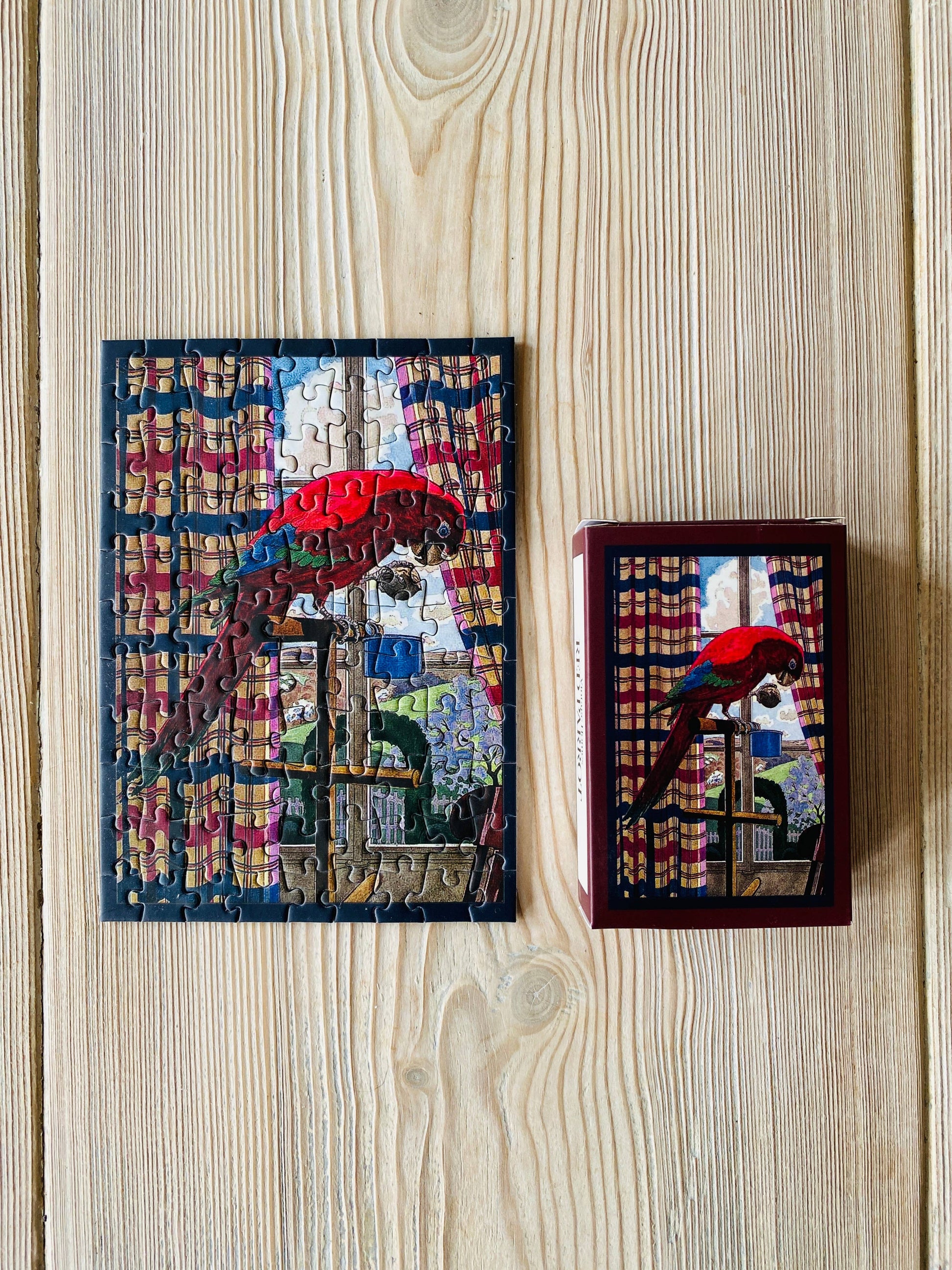 Détail des pièces du mini-puzzle Perroquet Rouge – PENNY PUZZLE