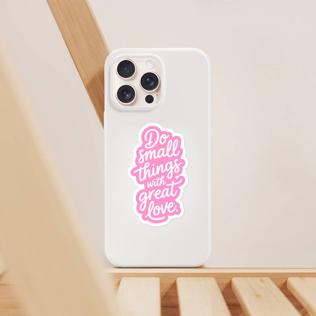 Autocollant  - Do Small Things With Great Love – vue 3 – The Retail Supply | George Genève