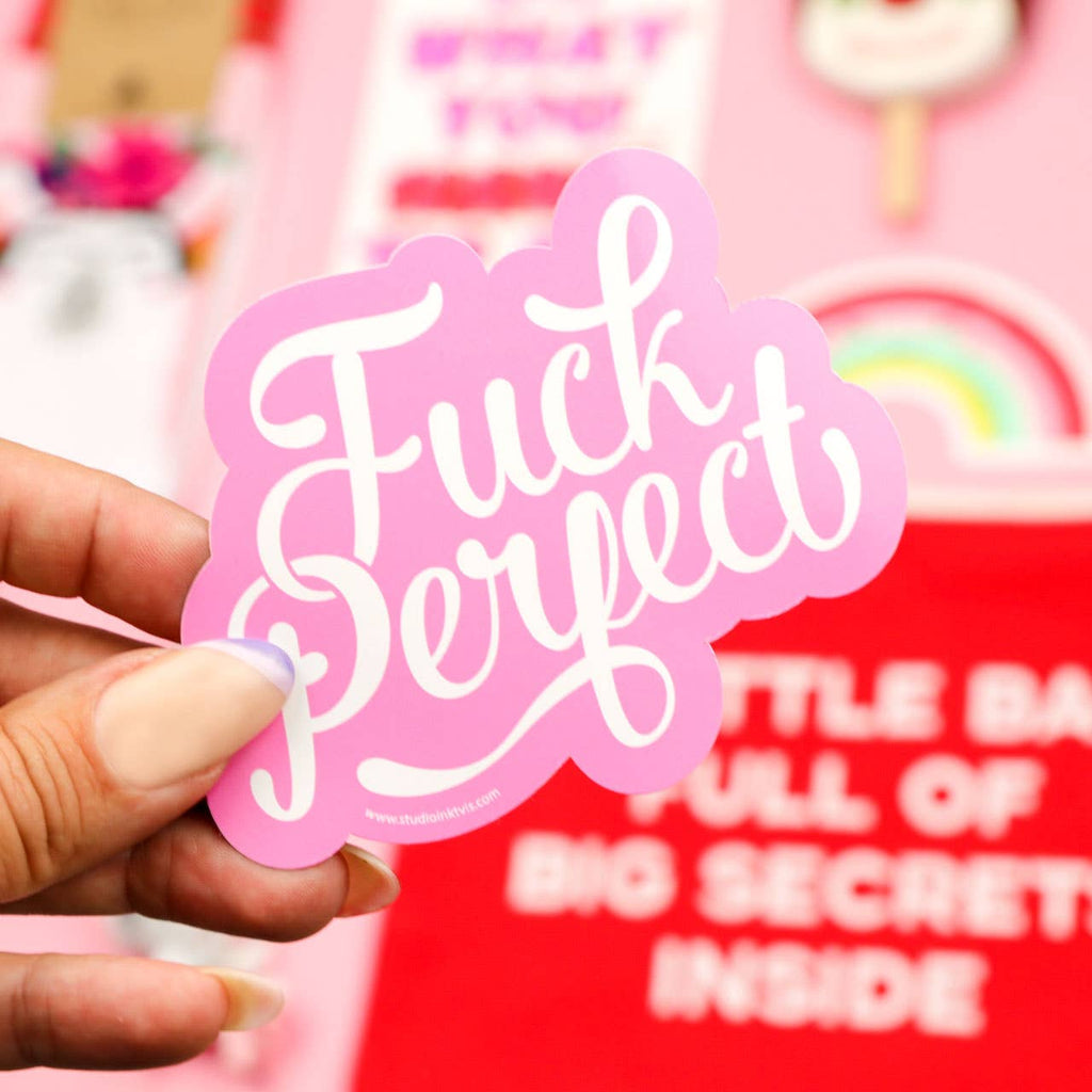 Fuck Perfect – vue 5 – Autocollant géant | George Genève