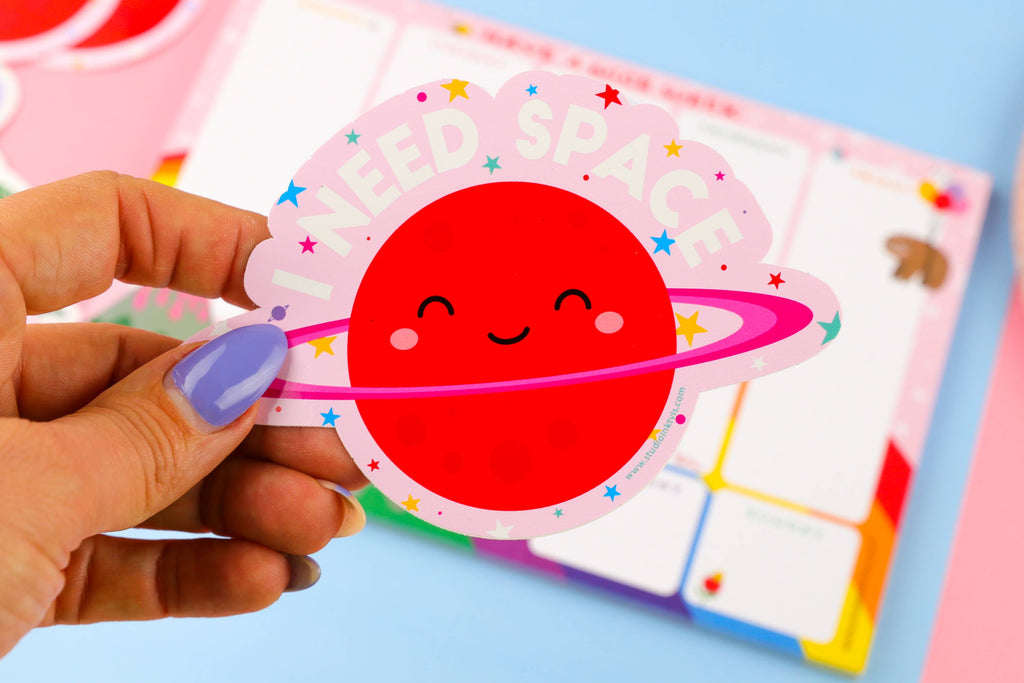 I Need Space – vue 2 – Autocollant géant | George Genève