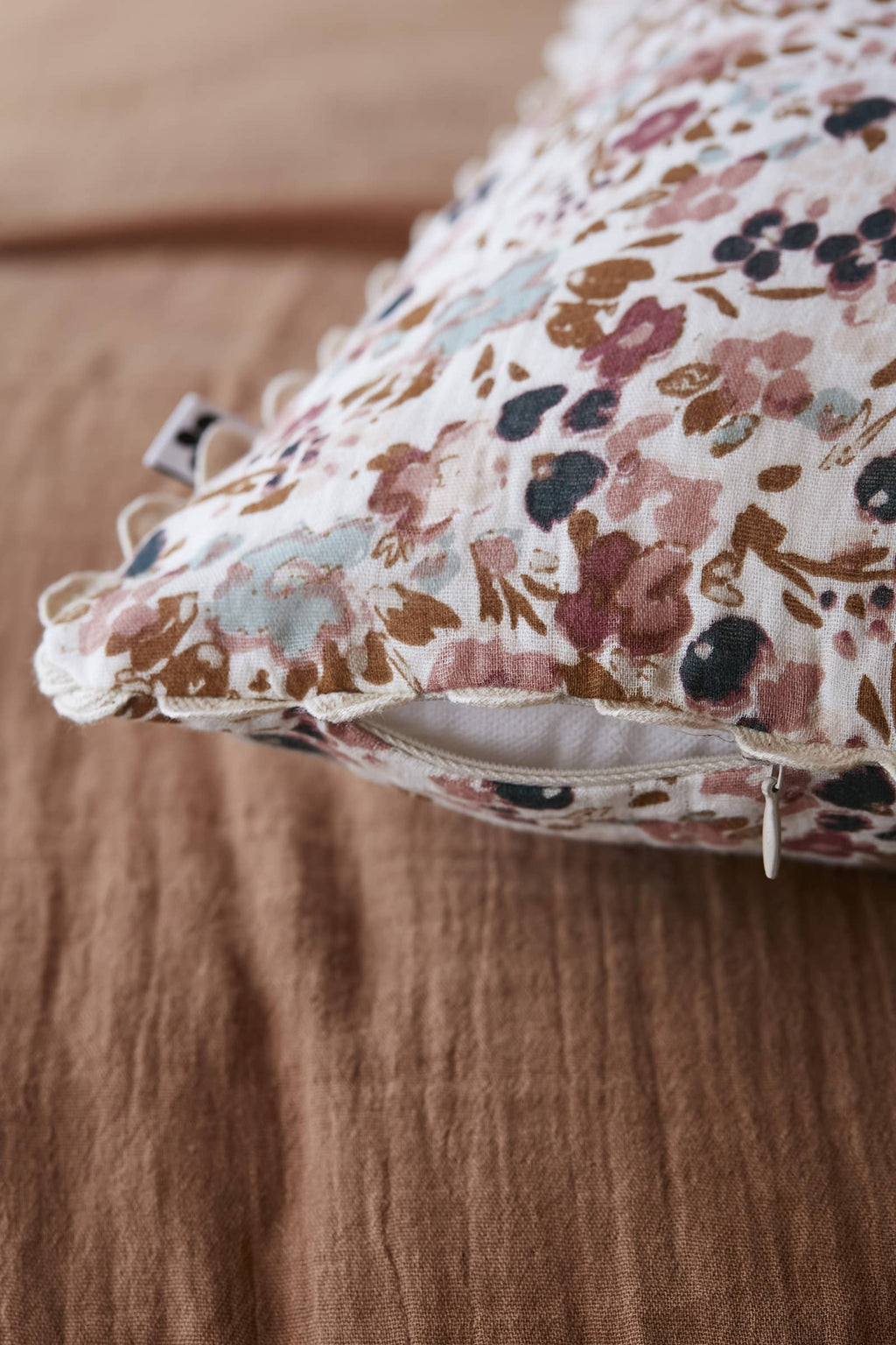 Ambiance intérieure avec le coussin Capucine Pampa de L'effet Papillon, George Genève