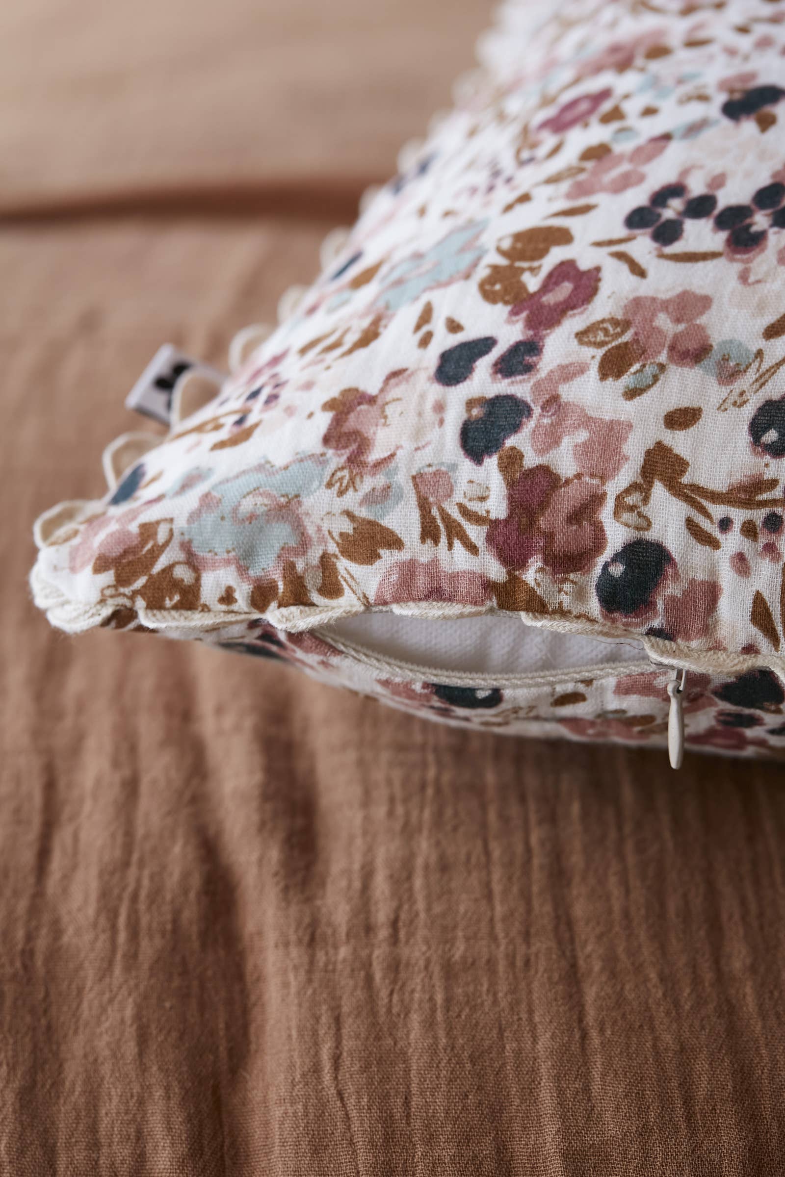 Ambiance intérieure avec le coussin Capucine Pampa de L'effet Papillon, George Genève