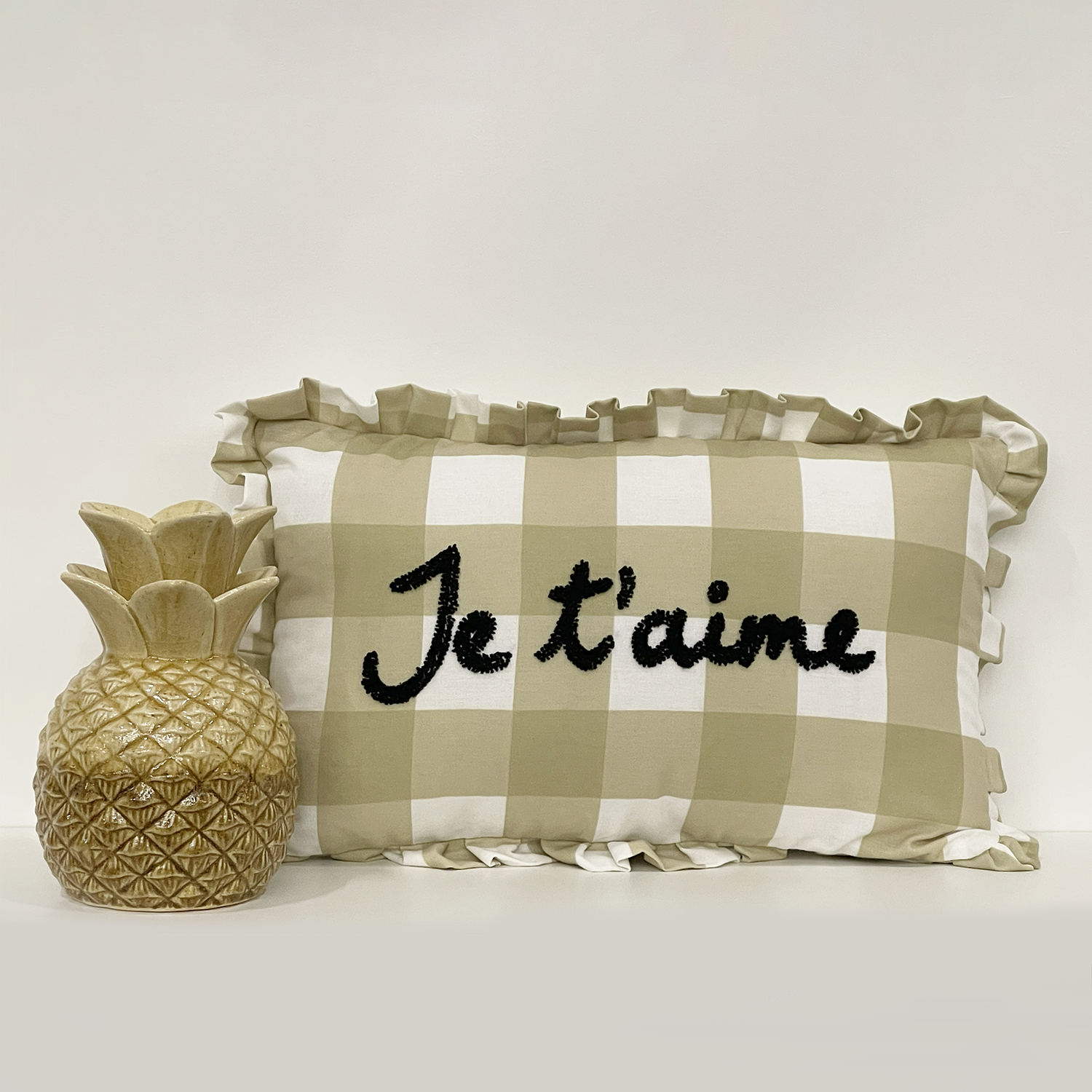 Vase ananas ocre D15 H23cm – vue 3 – Opjet Paris | George Genève