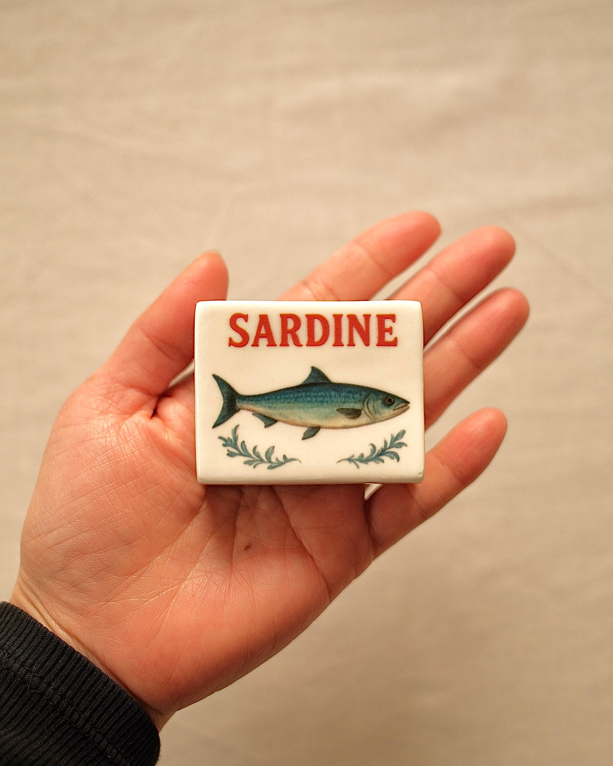 Boîte d'allumettes Sardine en situation – INI CERAMIQUE chez George Genève