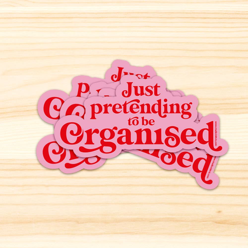 Just pretending to be organized – vue 6 – Autocollant géant | George Genève