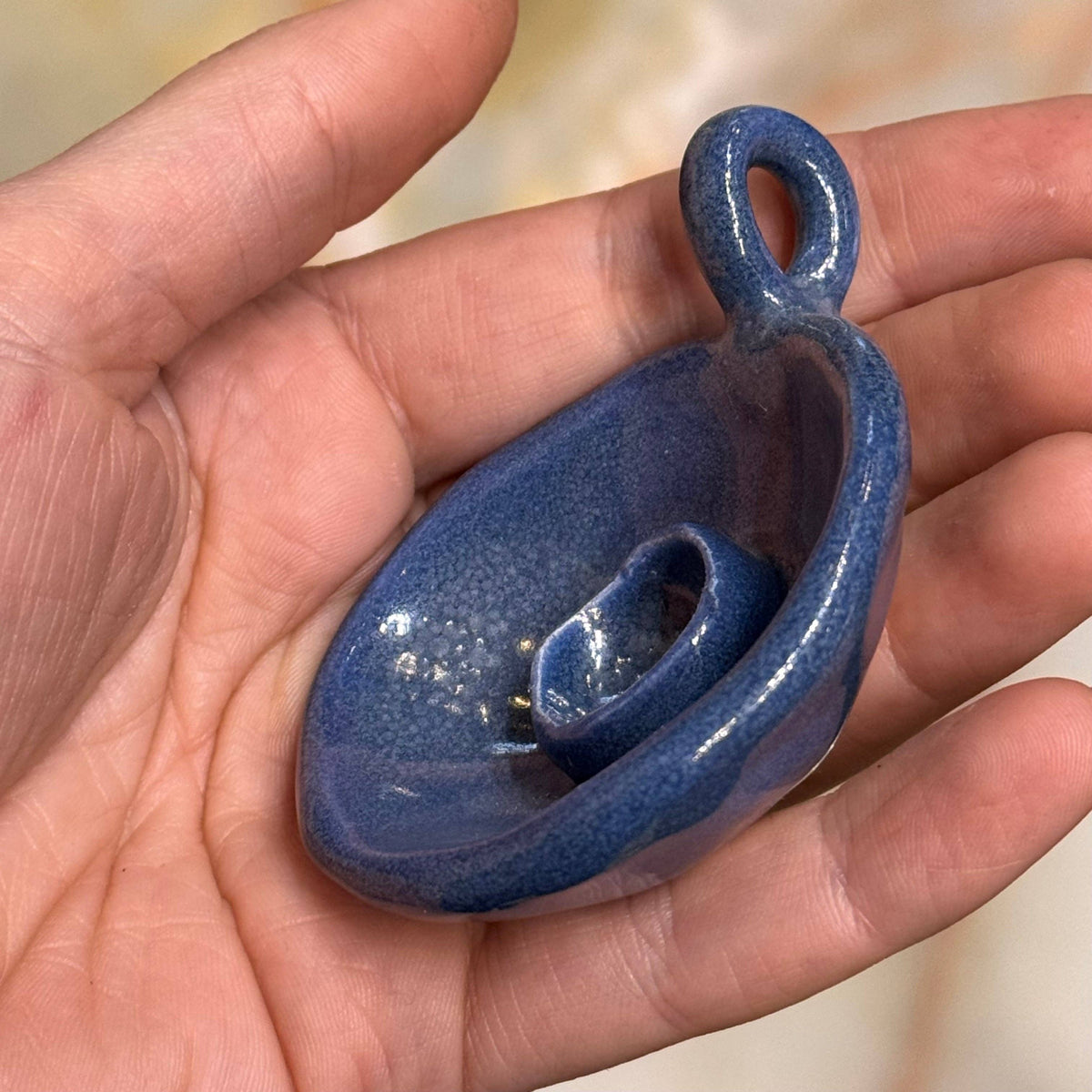 Détail de l'émail bleu sodalite du Cuencolabro en céramique, Antevasin's Store