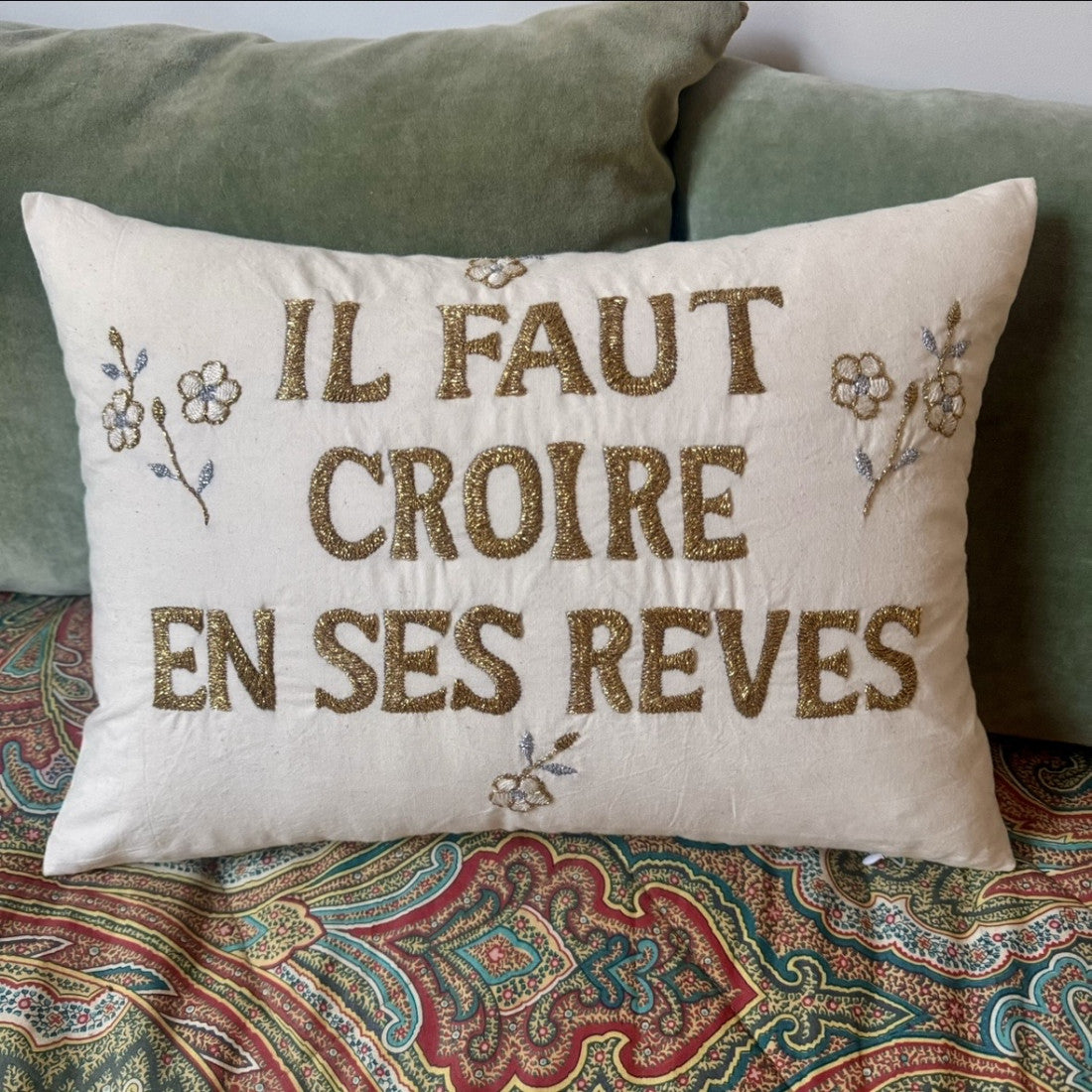 Coussin brodé Rêves – vue 2 – CSAO | George Genève