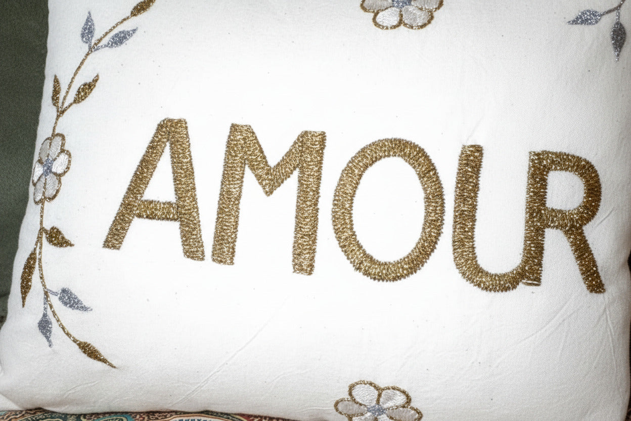 Coussin brodé Amour – vue 3 – CSAO | George Genève