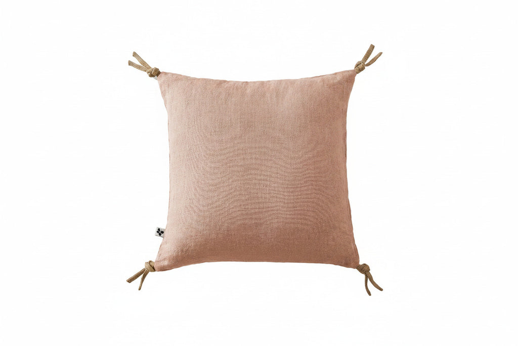 Coussin Soline Vieux Rose en lin lavé à pompons 45 x 45 cm, L'effet Papillon, George Genève