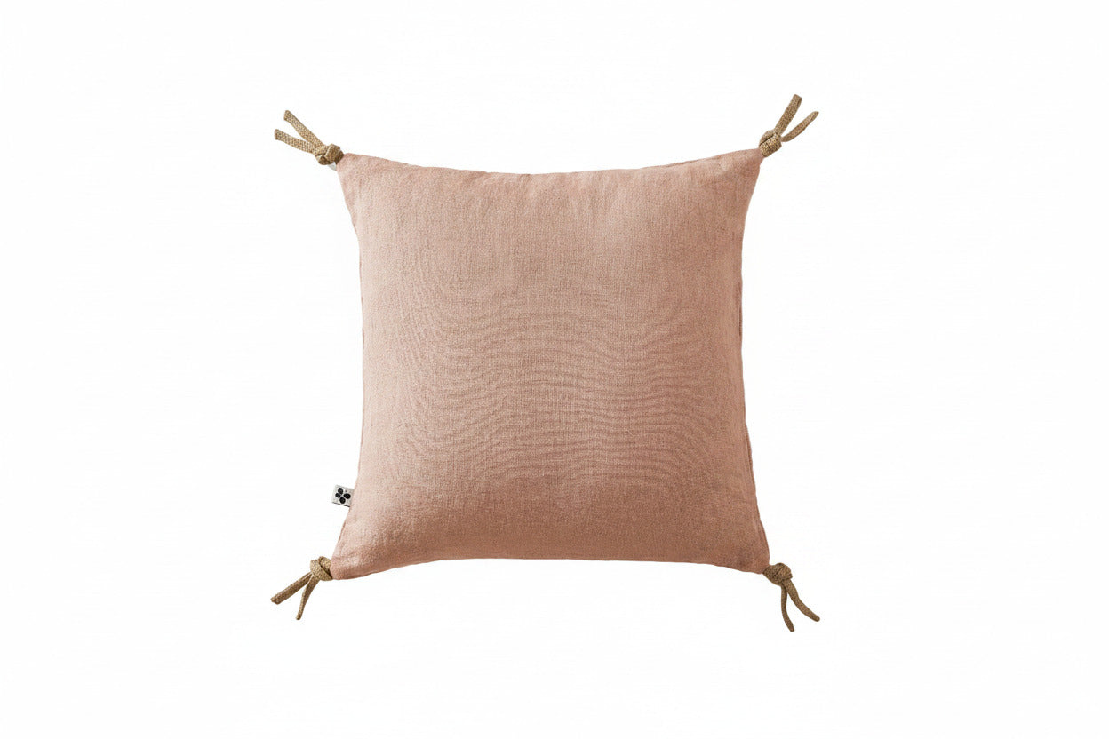 Coussin Soline Vieux Rose en lin lavé à pompons 45 x 45 cm, L'effet Papillon, George Genève