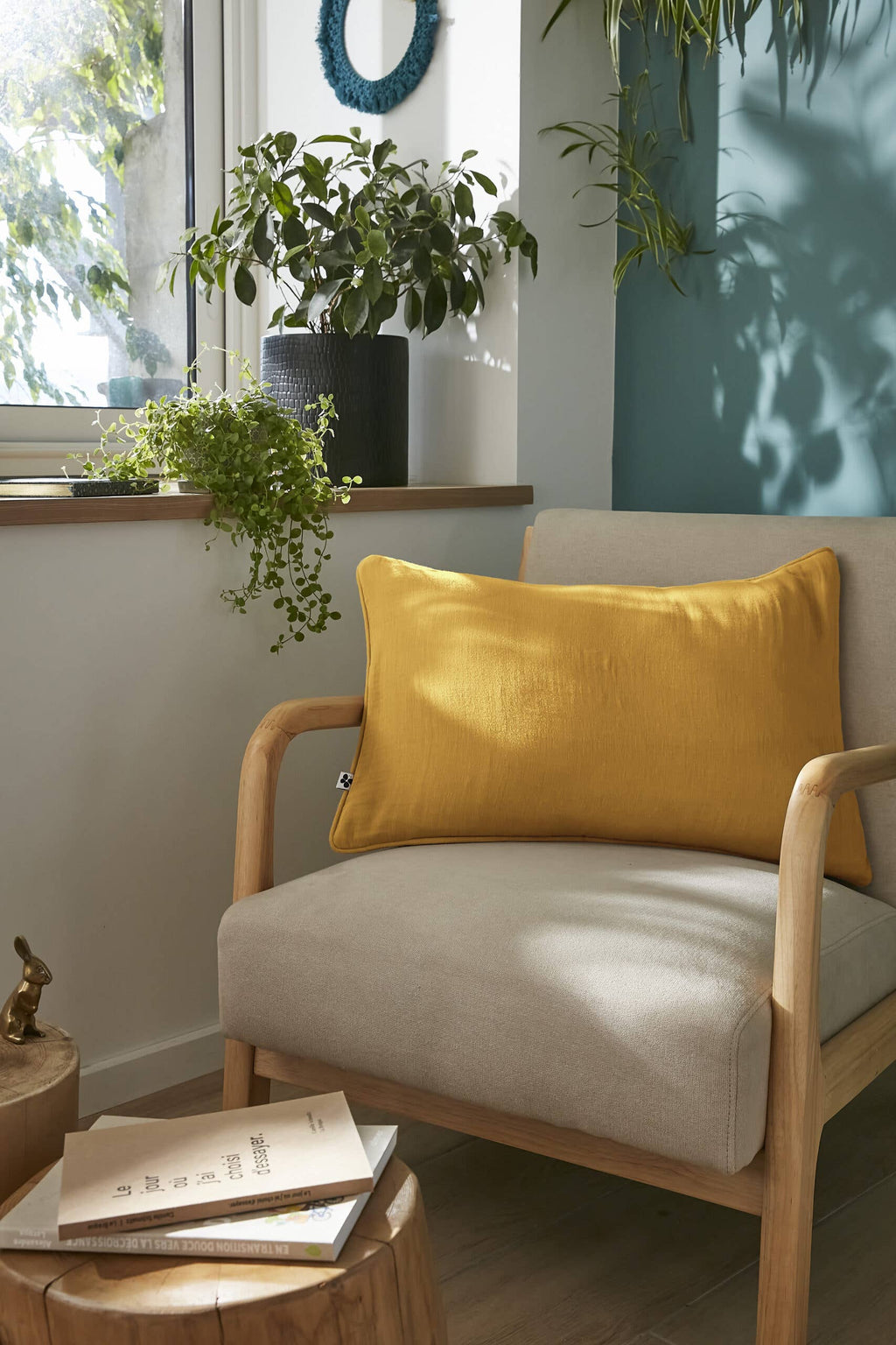 Détail du passepoil du coussin Gaia Safran jaune doré, L'effet Papillon chez George Genève