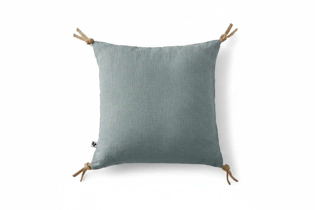 Coussin Soline Azur en lin lavé à pompons 45 x 45 cm, L'effet Papillon, George Genève