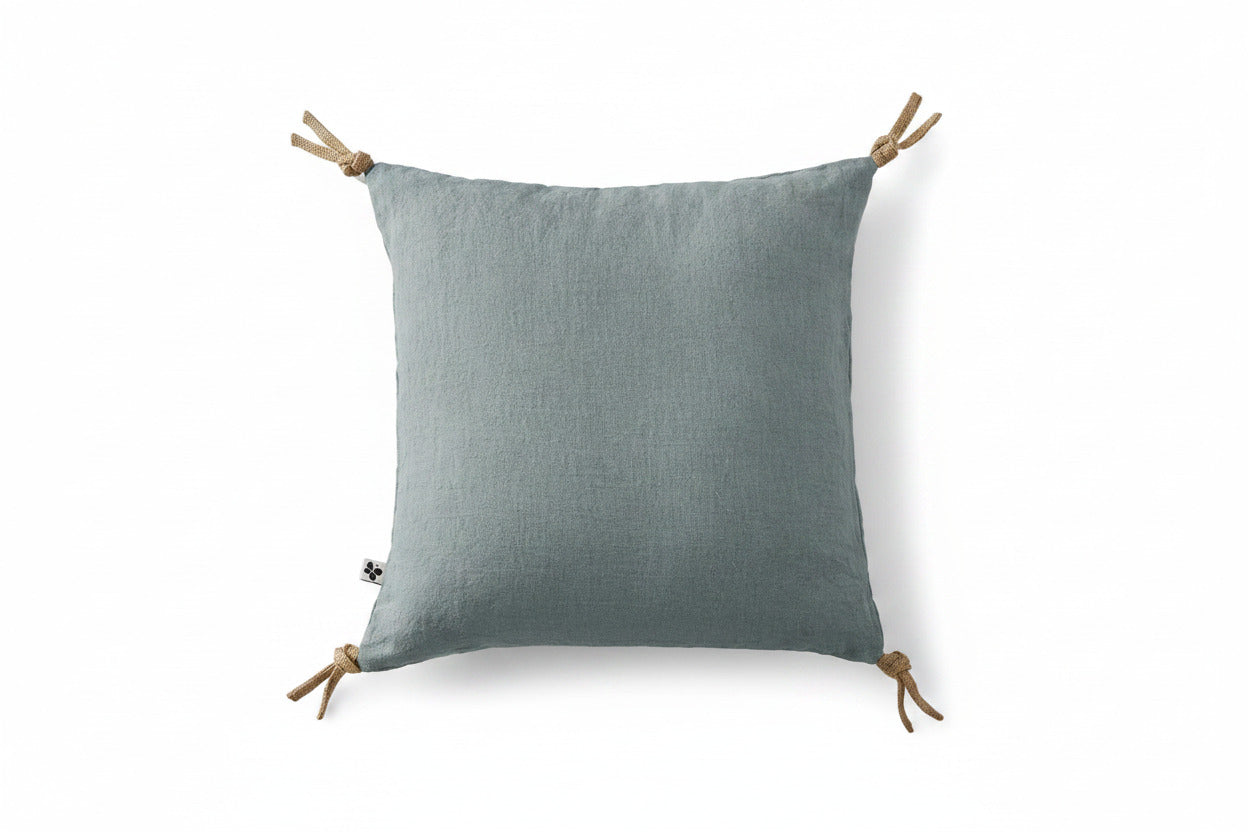 Coussin Soline Azur en lin lavé à pompons 45 x 45 cm, L'effet Papillon, George Genève