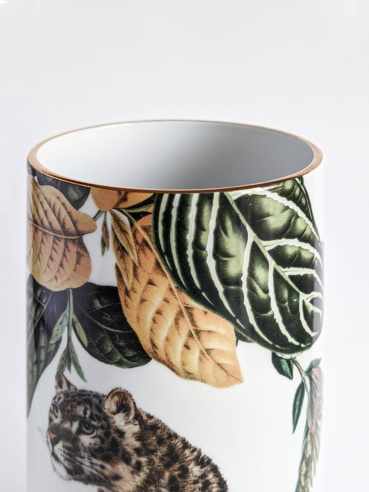 Vase cylindrique Animalia au guépard en majolique décorée à la main – Grand Tour, Vito Nesta