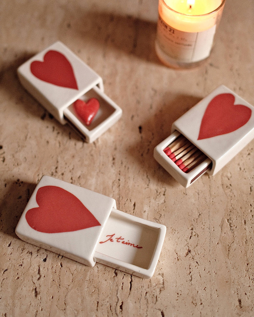 Détail du grattoir de la boîte Big Heart en porcelaine – INI CERAMIQUE