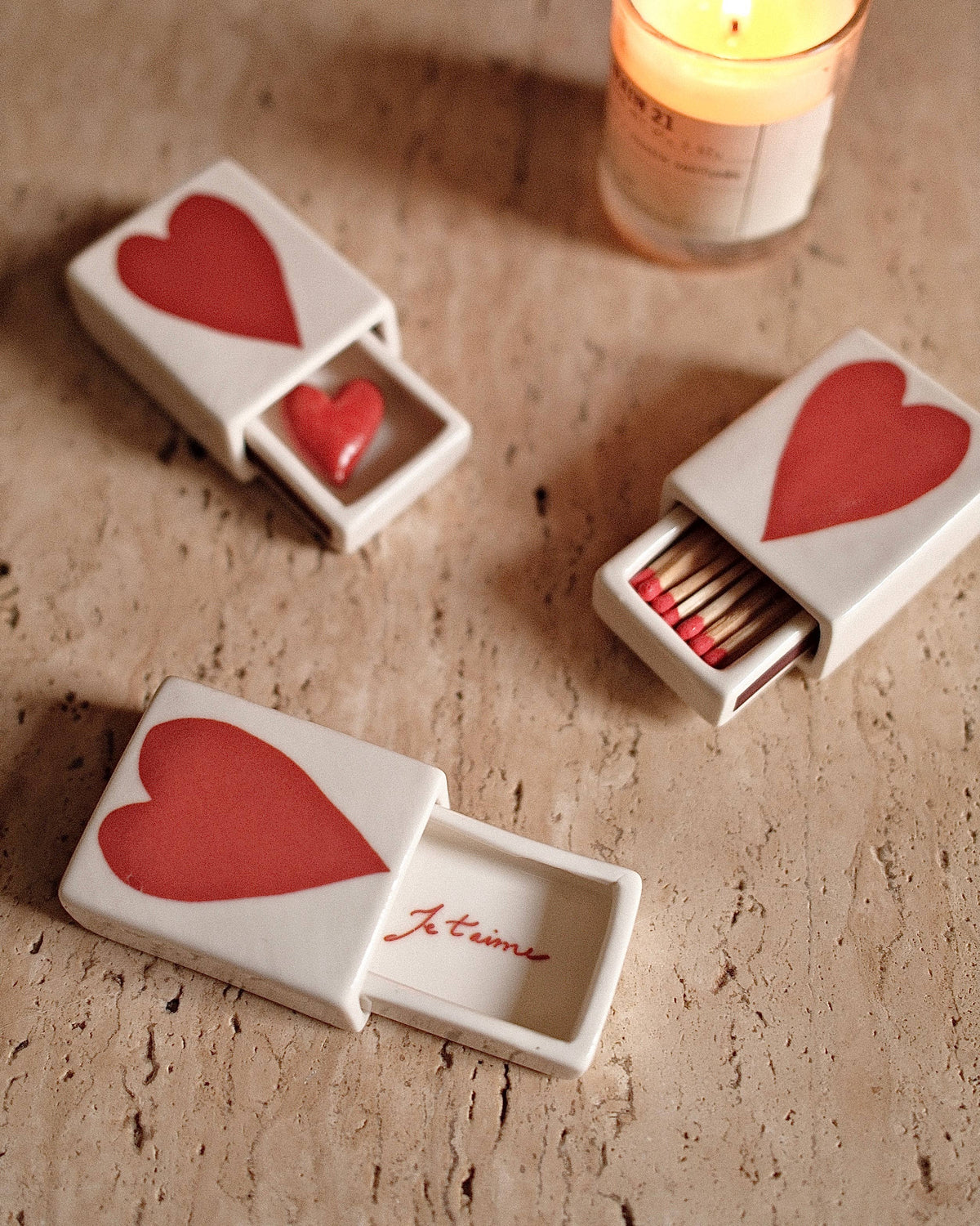 Détail du grattoir de la boîte Big Heart en porcelaine – INI CERAMIQUE