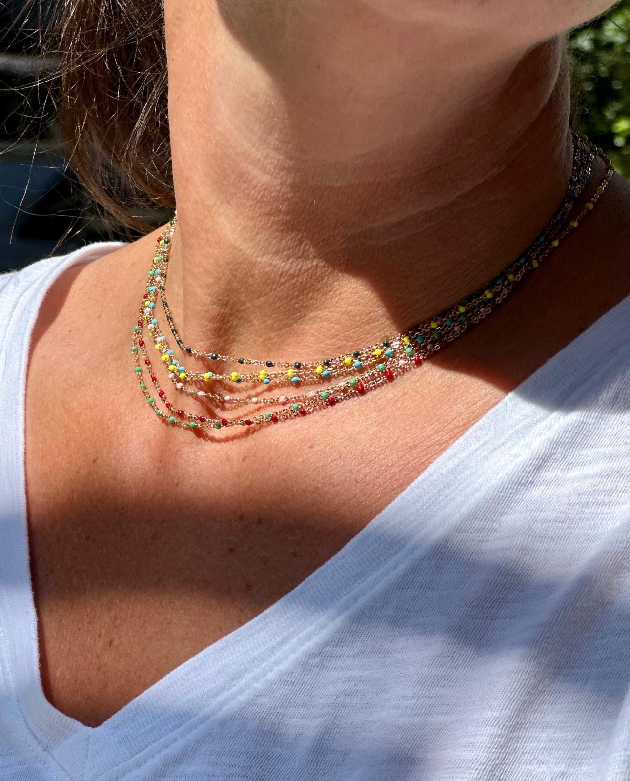 Collier chaîne et perles de résine Jade