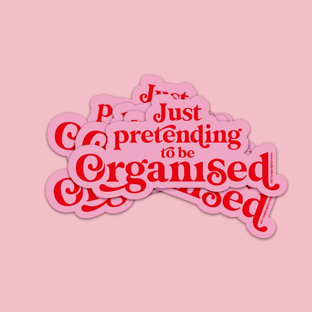 Just pretending to be organized – vue 5 – Autocollant géant | George Genève
