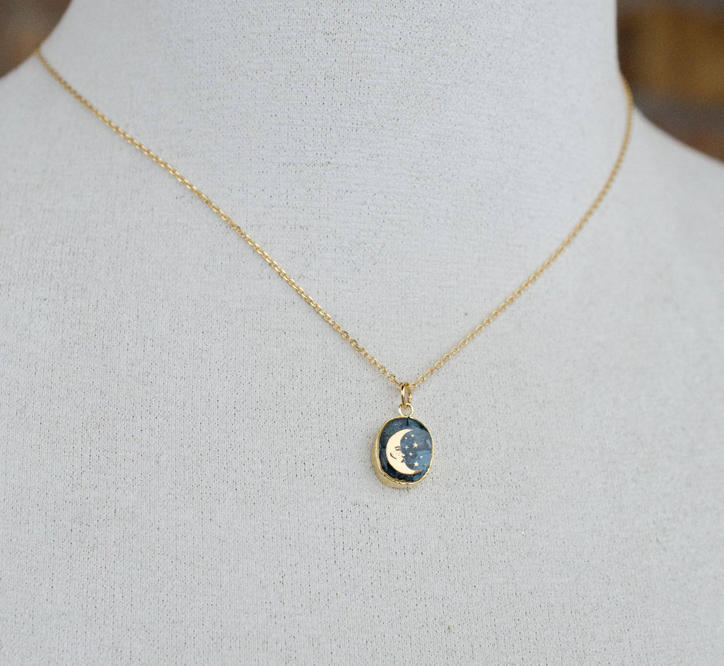 Pendentif lune en kyanite, cerclé d'argent doré – JILL MAKES