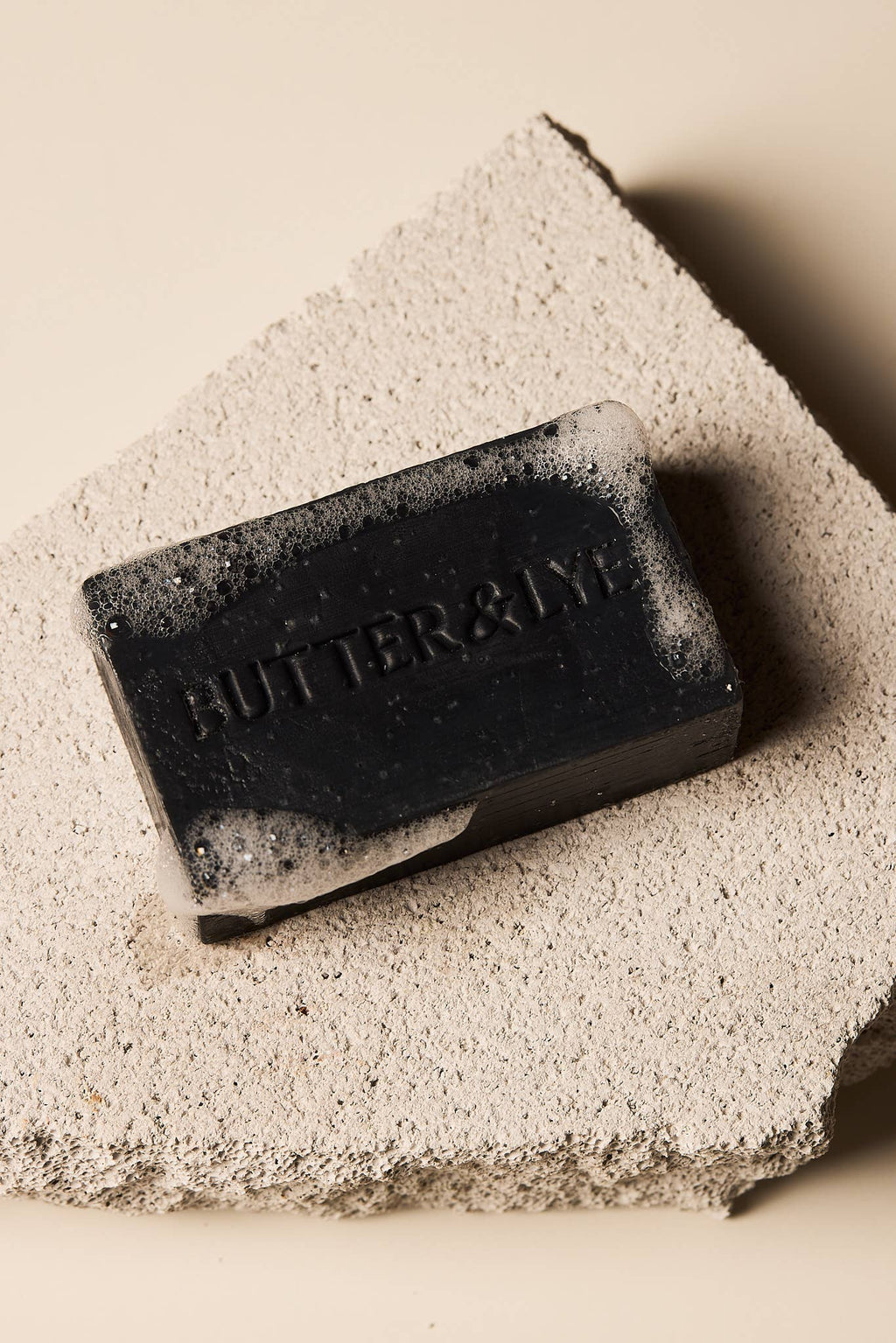 BUTTER & LYE - Savon Visage & Corps au Charbon