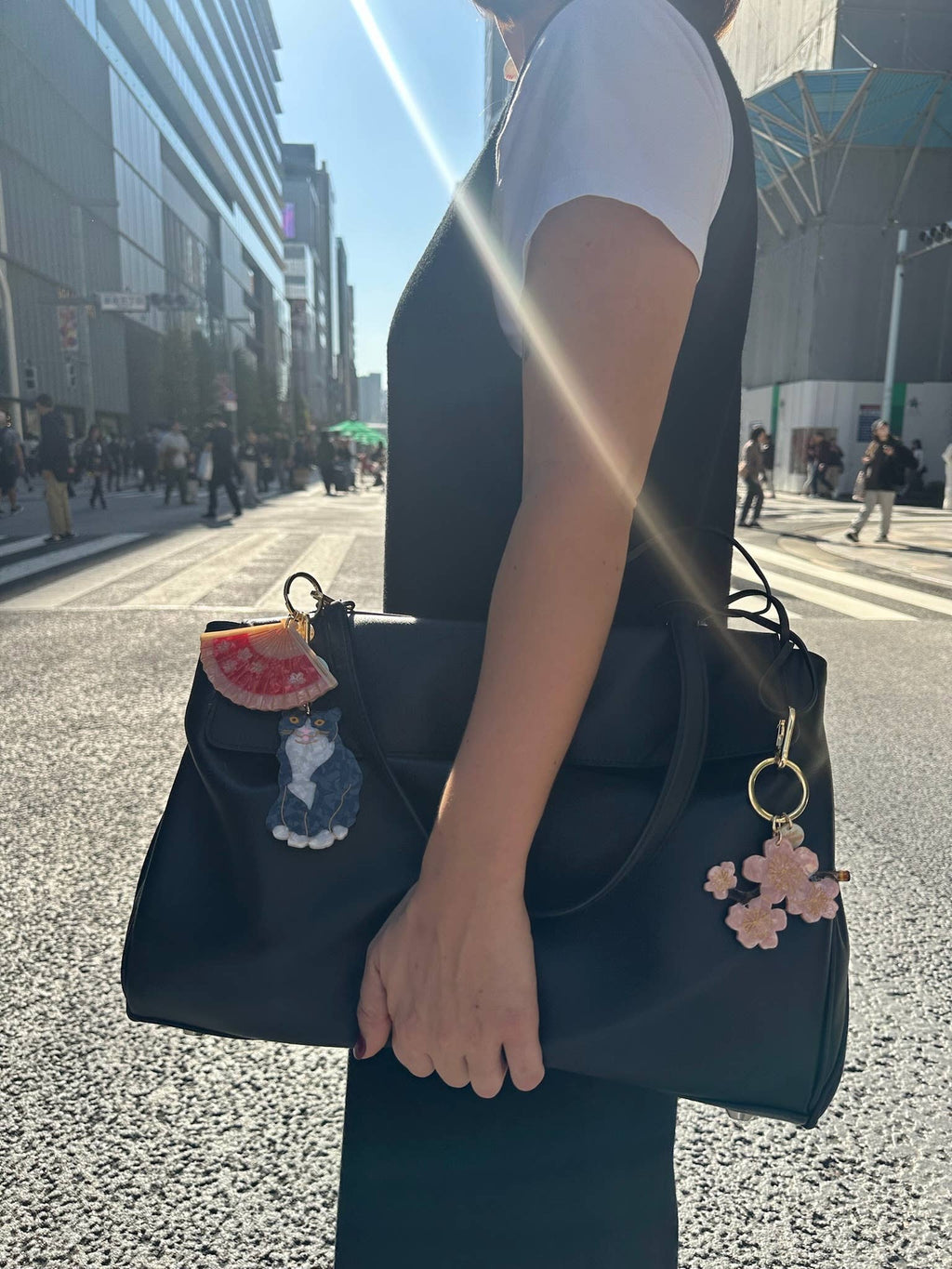 Porte-clés / breloque de sac Fleurs de Cerisier – vue 3 – SOLAR ECLIPSE | George Genève