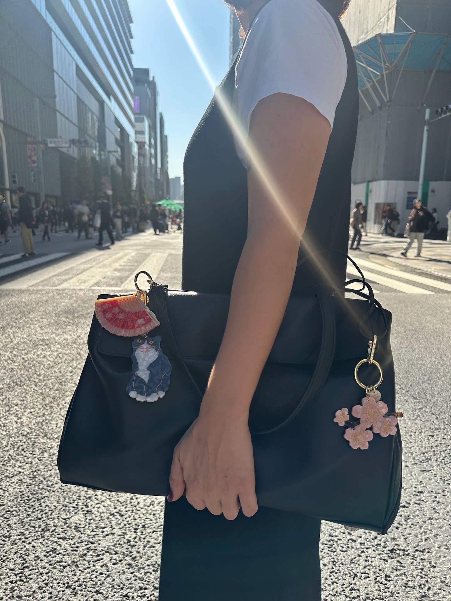 Porte-clés / breloque de sac Fleurs de Cerisier – vue 3 – SOLAR ECLIPSE | George Genève
