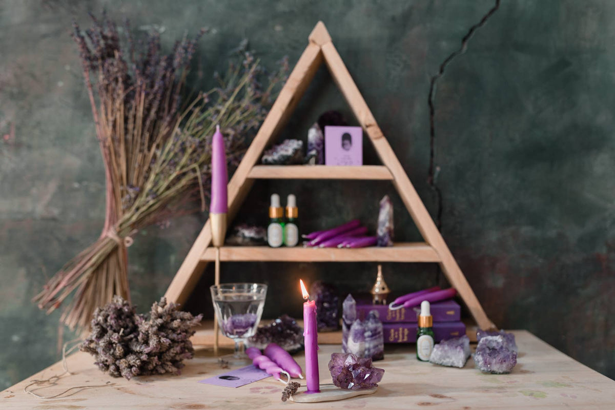 Détail de la bougie d'autel violette Lavande, Antevasin's Store