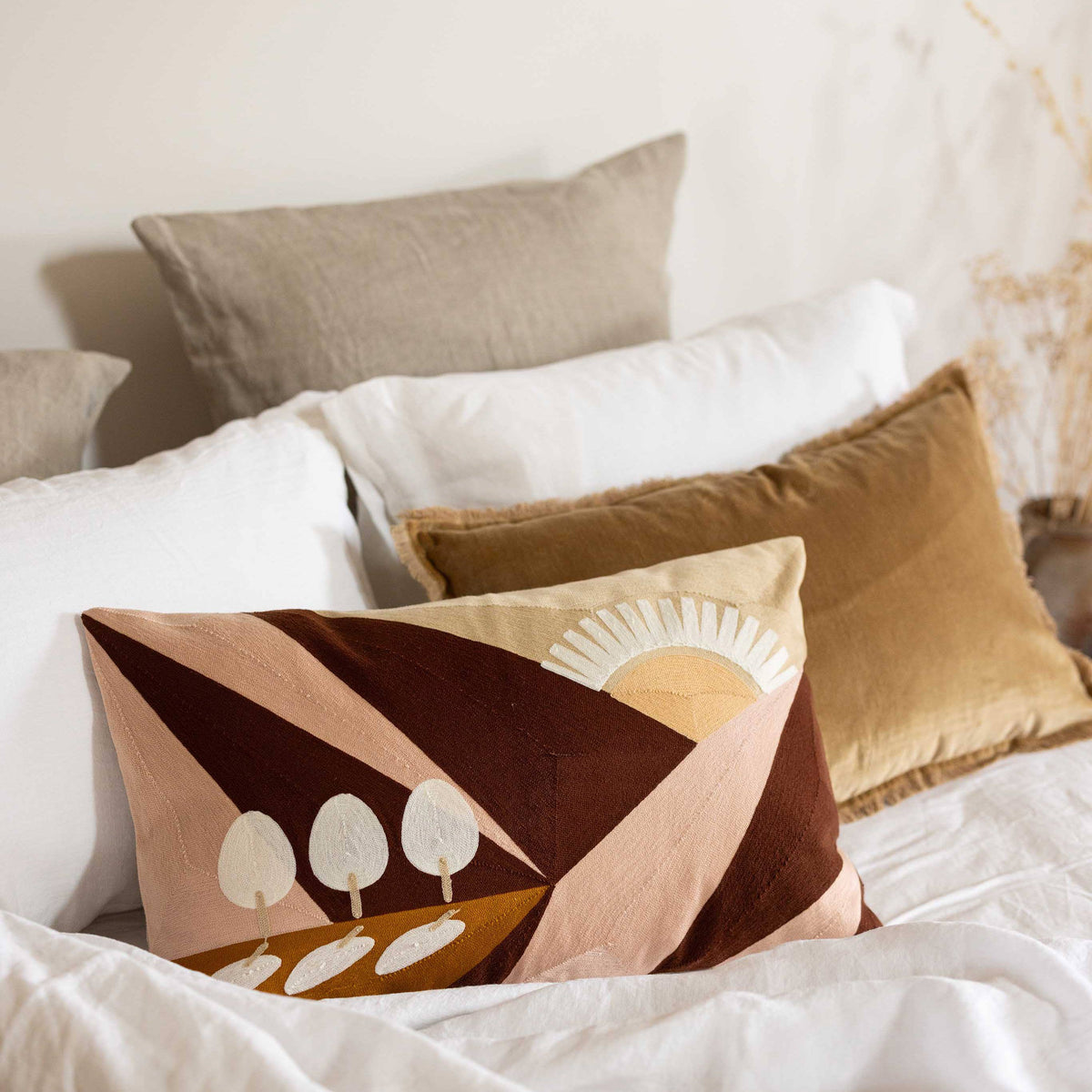 Coussin brodé Eol Naturel 40 x 65 cm en coton écru — Maison Vivaraise, George Genève