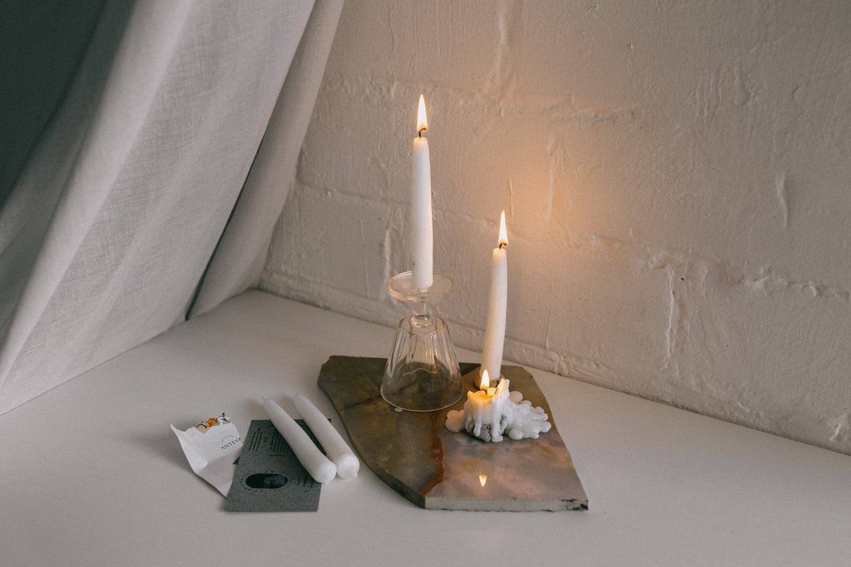 Détail de la bougie d'autel blanche Papiro au mica nacré, Antevasin's Store
