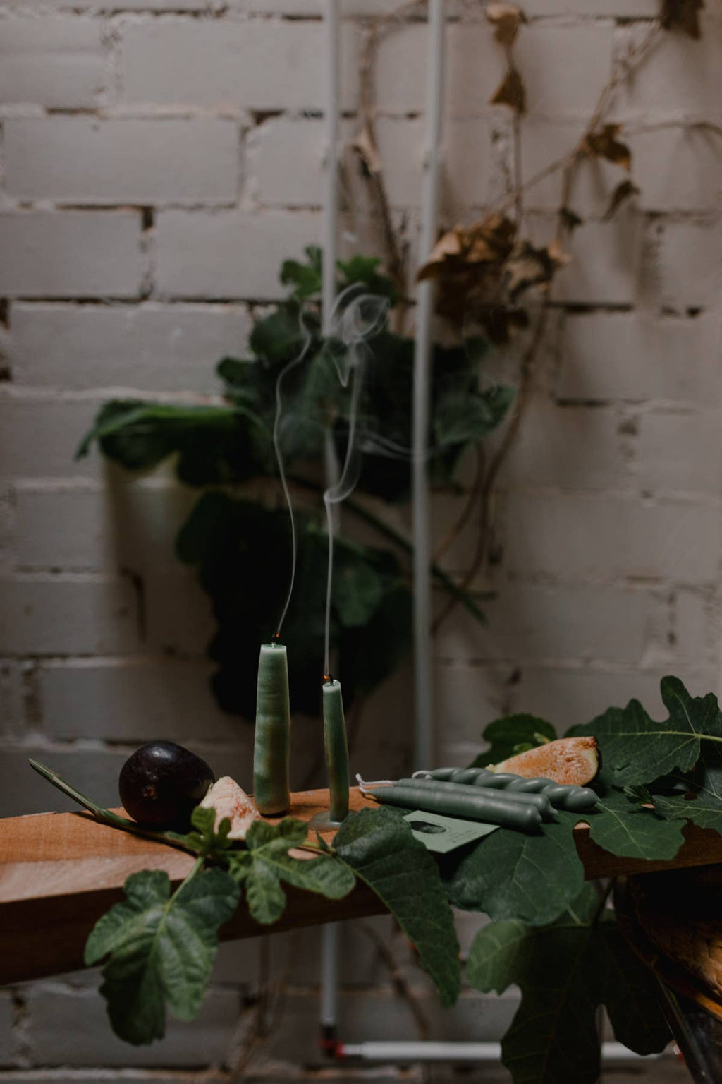 Bougie rituelle Figuier vert foncé allumée, Antevasin's Store chez George Genève
